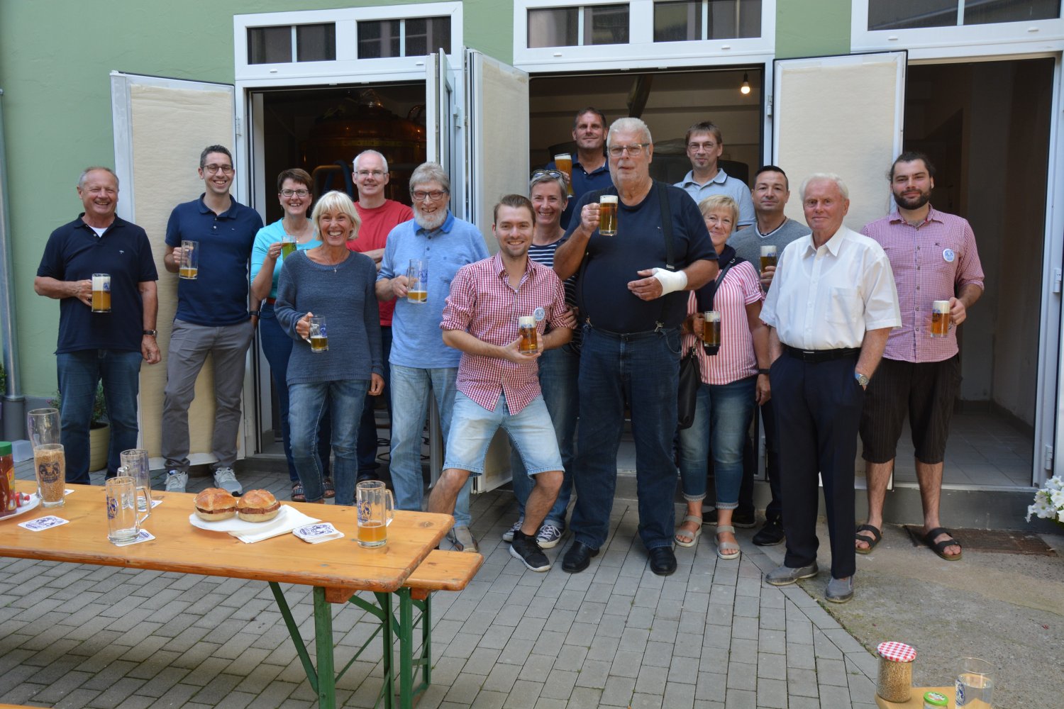 Flörsbachtaler Genossen besichtigen die Brauerei in Lohrhaupten.