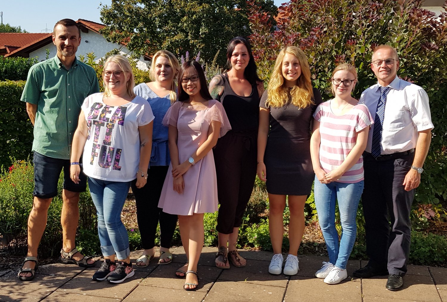 Bürgermeister Gerald Helfrich (re.) und Personalratsvorsitzender Hannes Schulz begrüßen die Nachwuchskräfte (v.l.) Laura Becker, Anna Lina Krist, Nhung Le, Leona Spatz, Leonie Noll sowie Malin Schamma.