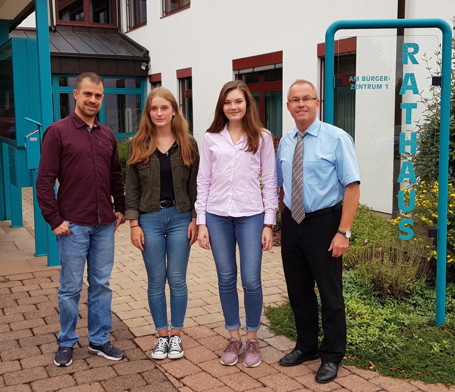 Bürgermeister Gerald Helfrich (re.) und Ausbildungsleiter Dennis Heinen (li.) begrüßen die Nachwuchskräfte Leonie Dalitz (2 v.r.) und Hanna-Luisa Schubert.