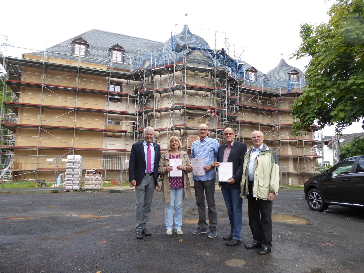 Von links: Bürgermeister Andreas Weiher, Heike Horn, Förderverein Schloss + Park 2001 e.V., Holger Magnon, Thomas Janik und Otto Fiegler, Förderverein Schloss + Park 2001 e.V.