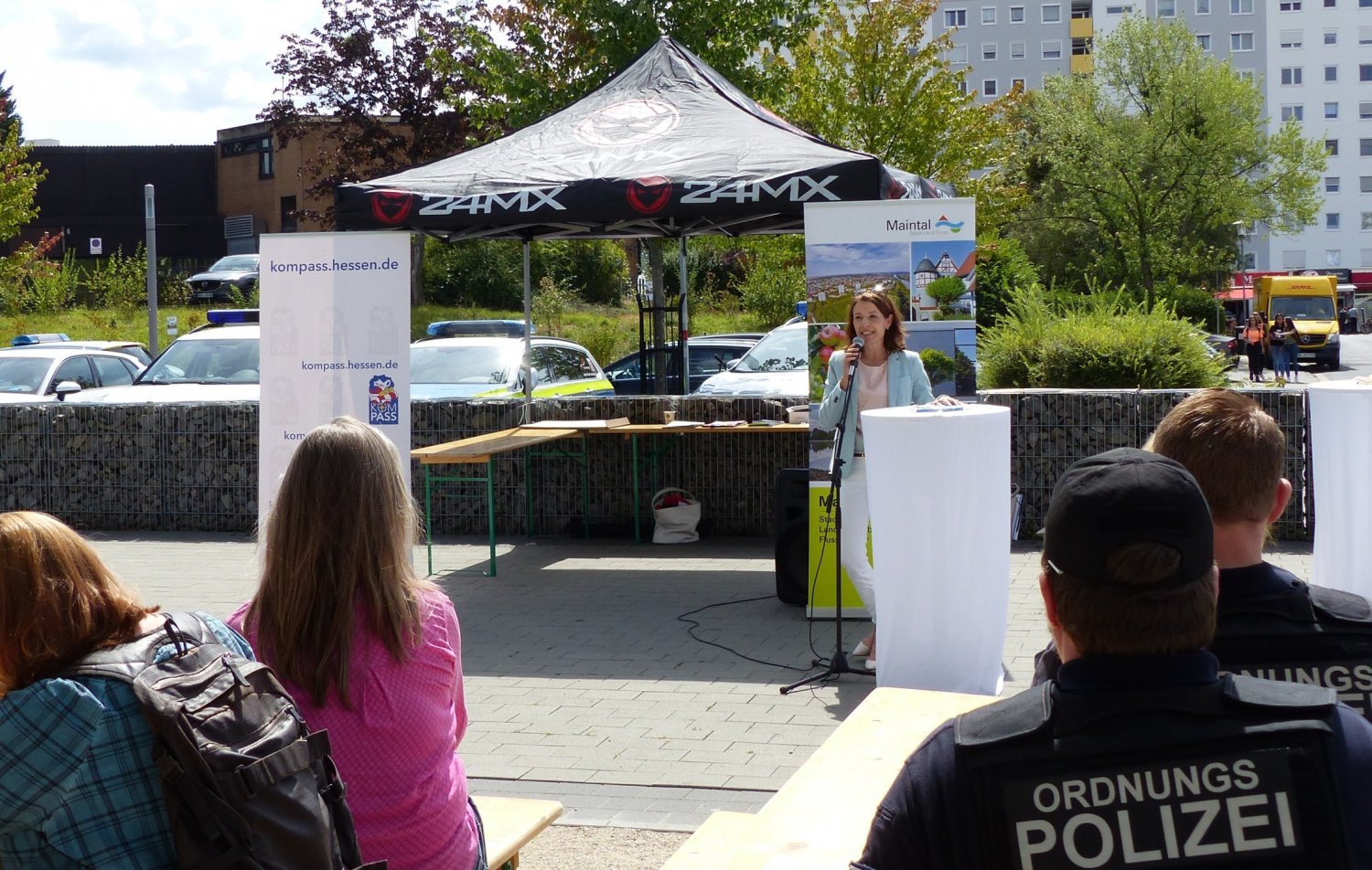 Am 16. August konnten Interessierte mit Maintals Bürgermeisterin Monika Böttcher (B1) und vielen anderen Ansprechpartner*innen, unter anderem von Polizei und Ordnungsbehörde, zum Thema „Prävention im Quartier rund um das Schulzentrum“ ins Gespräch kommen.