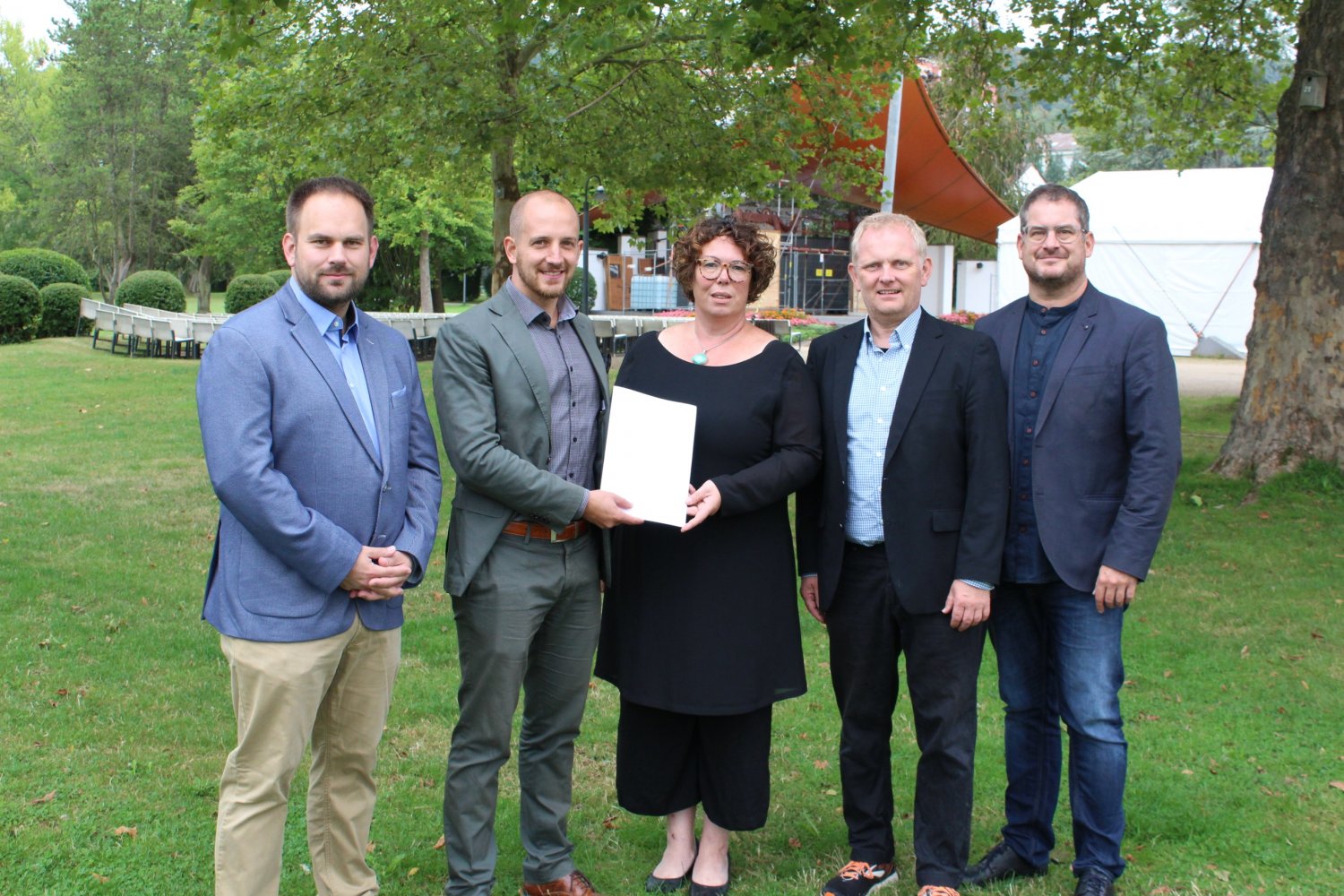 Das Gelände rund um den Musikpavillon kann nun mit Hilfe von Fördermitteln aufgewertet werden (von links): Kurdirektor Stefan Ziegler, Bürgermeister Dominik Brasch, Erste Kreisbeigeordnete Susanne Simmler, Rainer Schreiber (Vorsitzender SPESSARTregional)