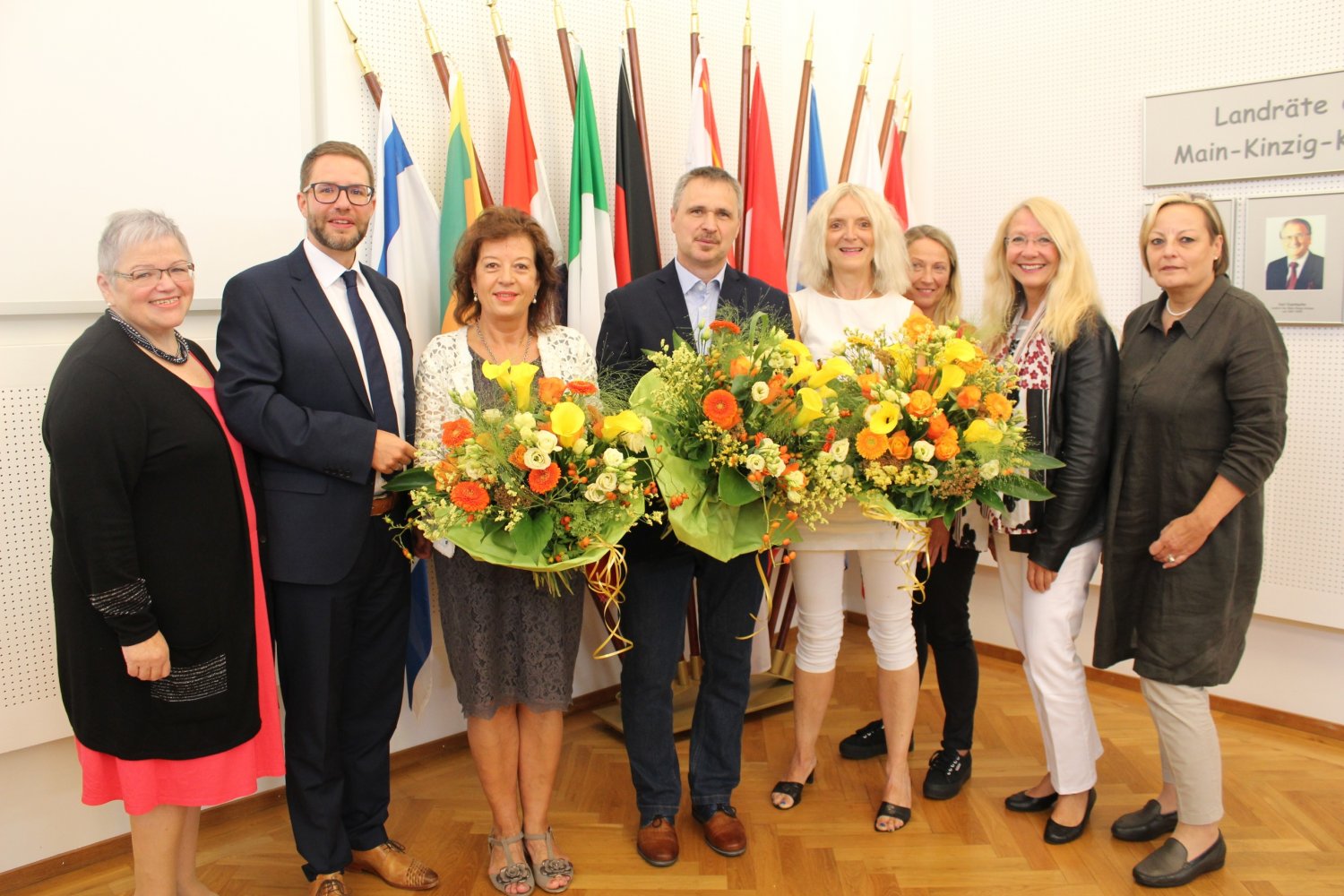 „Dank, Respekt und die besten Wünsche für die weitere Berufszeit im Main-Kinzig-Kreis“: Landrat Thorsten Stolz (Zweiter von links) gratulierte Maria Hix, Martin Sachs und Ursula Malkmus (Mitte, von links) zu jeweils 40 Jahren Tätigkeit im öffentlichen Die
