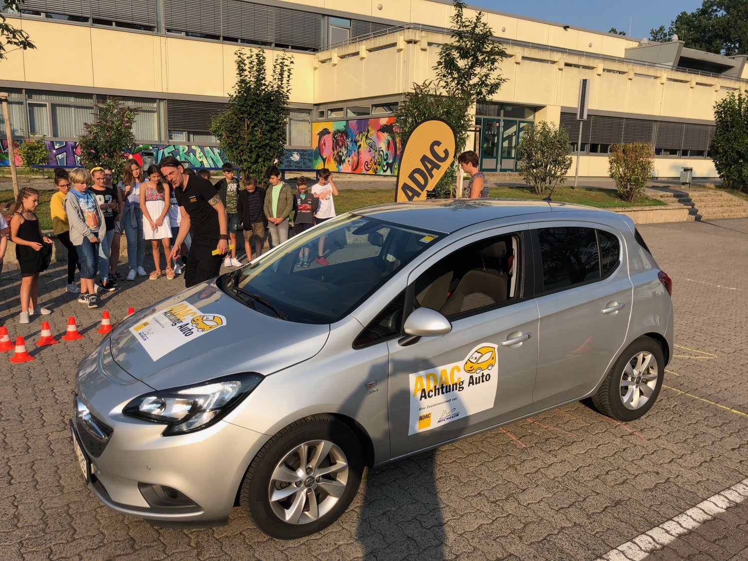 „Achtung Auto“ trifft Aktion „Kopf hoch. Das Handy kann warten.“