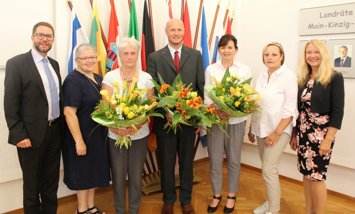 Landrat Thorsten Stolz (links) ehrte – gemeinsam mit Ulrike Pleier-Betz (Zweite von links), Ute Pfaff-Hamann und Cornelia Gasche (von rechts) – Anita Lieber, Alexander Koch und Claudia Becker (von links).