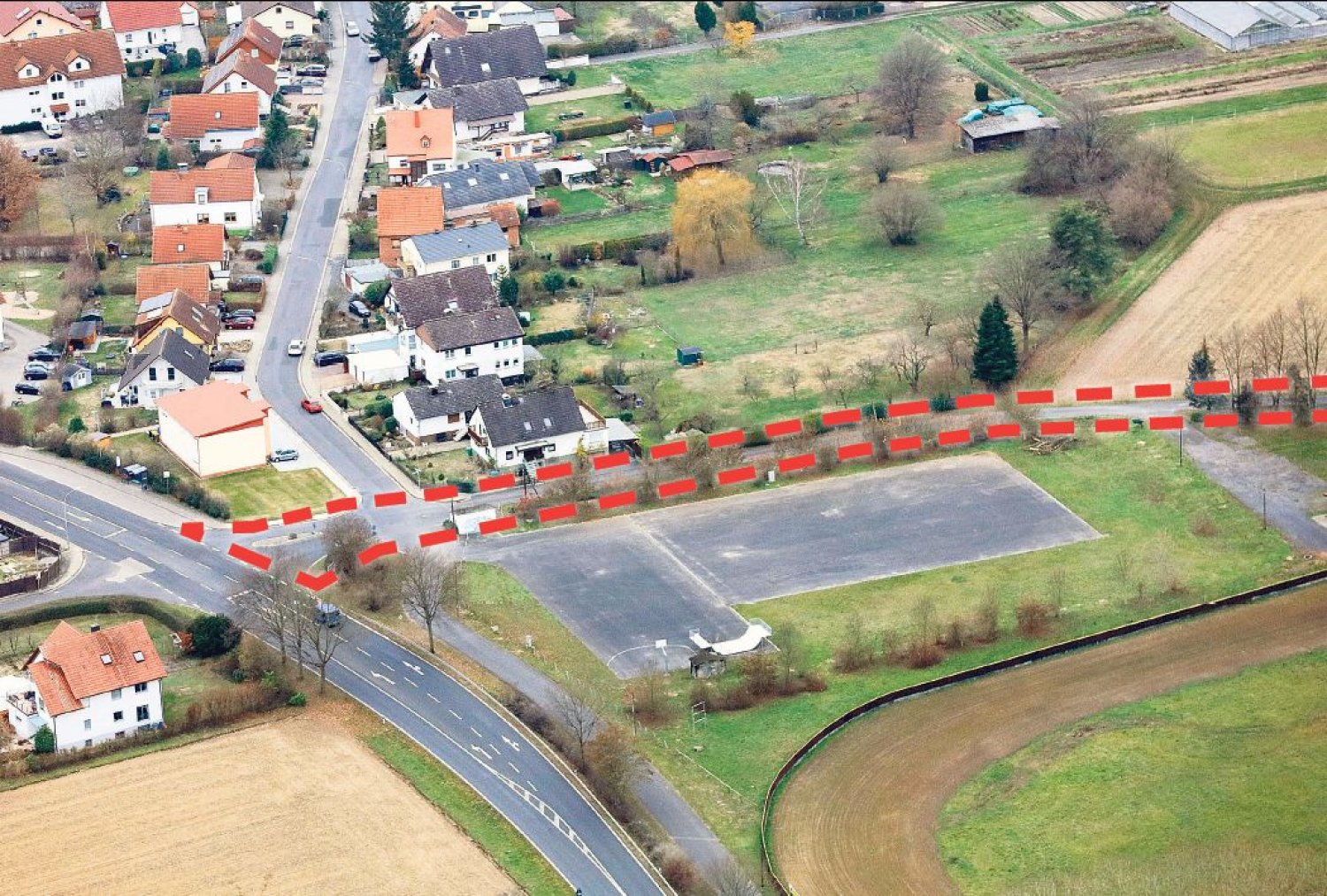 Der Festplatz in Neuenhaßlau. Die Zufahrtsstraße zur geplanten Kita (rot umrandet) soll künftig „Am Pfefferacker“ heißen.