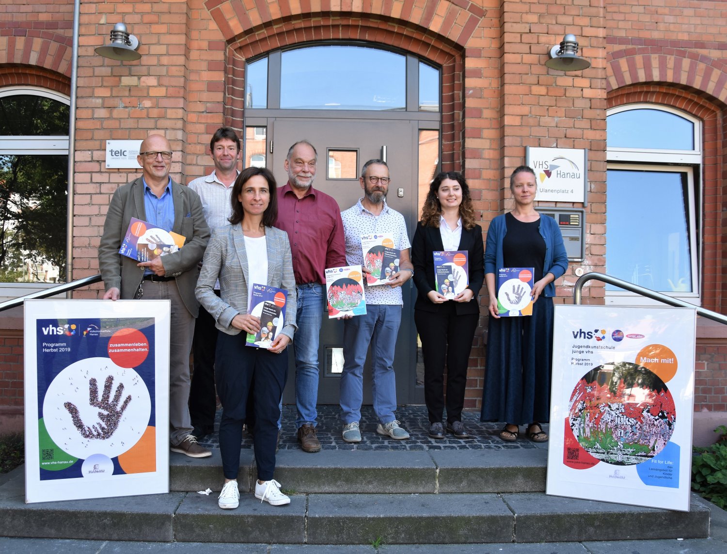 V. l: Bürgermeister Axel Weiss-Thiel, Steffen Wachter vom Hessischen Volksschulverband e.V., VHS-Leiterin Elke Hohmann und ihre MitarbeiterInnen stellten das neue Semesterprogramm der VHS Hanau vor.
