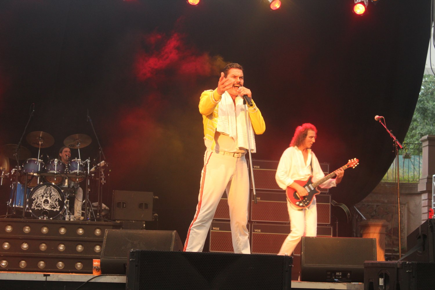 Stimmung, Spaß und Rock’n Roll: Ausverkaufte „Queen-Night“ im Amphitheater.