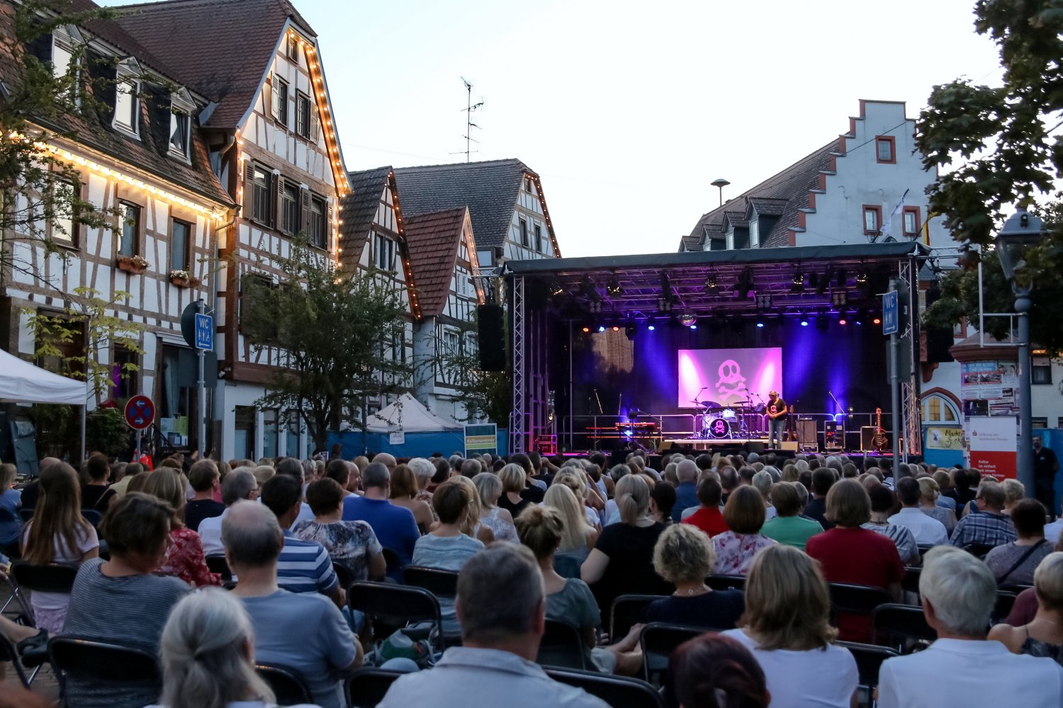 400 begeisterte Zuschauer beim Marktplatzspektakel in Nidderau Windecken.