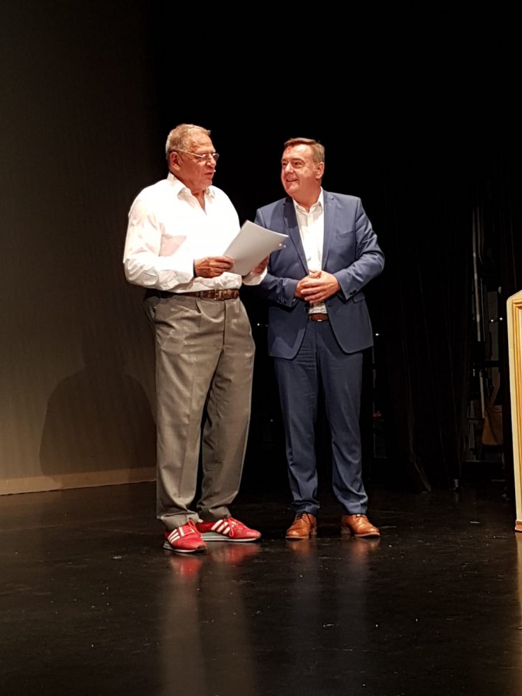 Michael Bailly erhält den Landesehrenbrief aus der Hand von Oberbürgermeister Claus Kaminsky.