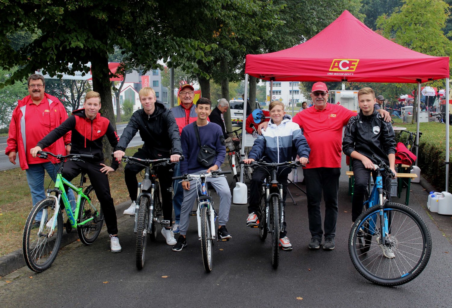 Das Team der Radspezialisten vom ACE AutoClubEuropa an der Fahrradpannenstation hatten viel zu tun. Mit Luft pumpen, Ketten ölen, Schaltungen überprüfen und einstellen sowie Schlauchwechseln waren sie trotz geringerer Beteiligung als in den vergangenen Ja