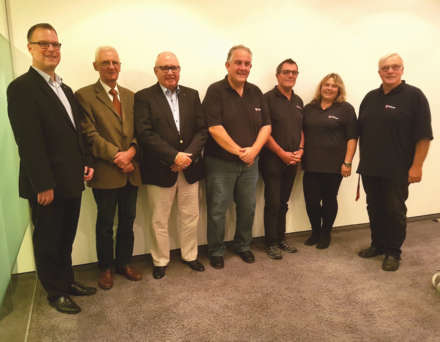 (von links) vom Lions-Club Bad Orb-Gelnhausen  Michael Kertel, Dr. Jürgen Blumenthal, Eberhard Stamm,  (mitten) von der Malteser-Auslandshilfe  Peter Weingärtner, Richard Böckel, Pia Vogel, Karl-Reinhold Schüler.