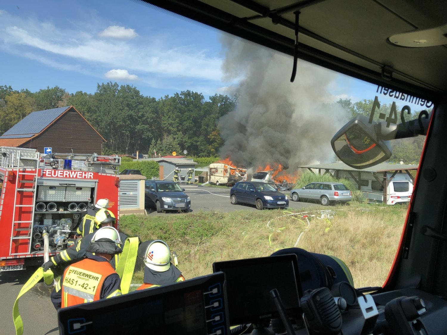brand-am-campingplatz-feuerwehren-in-hasselroth-im-einsatz