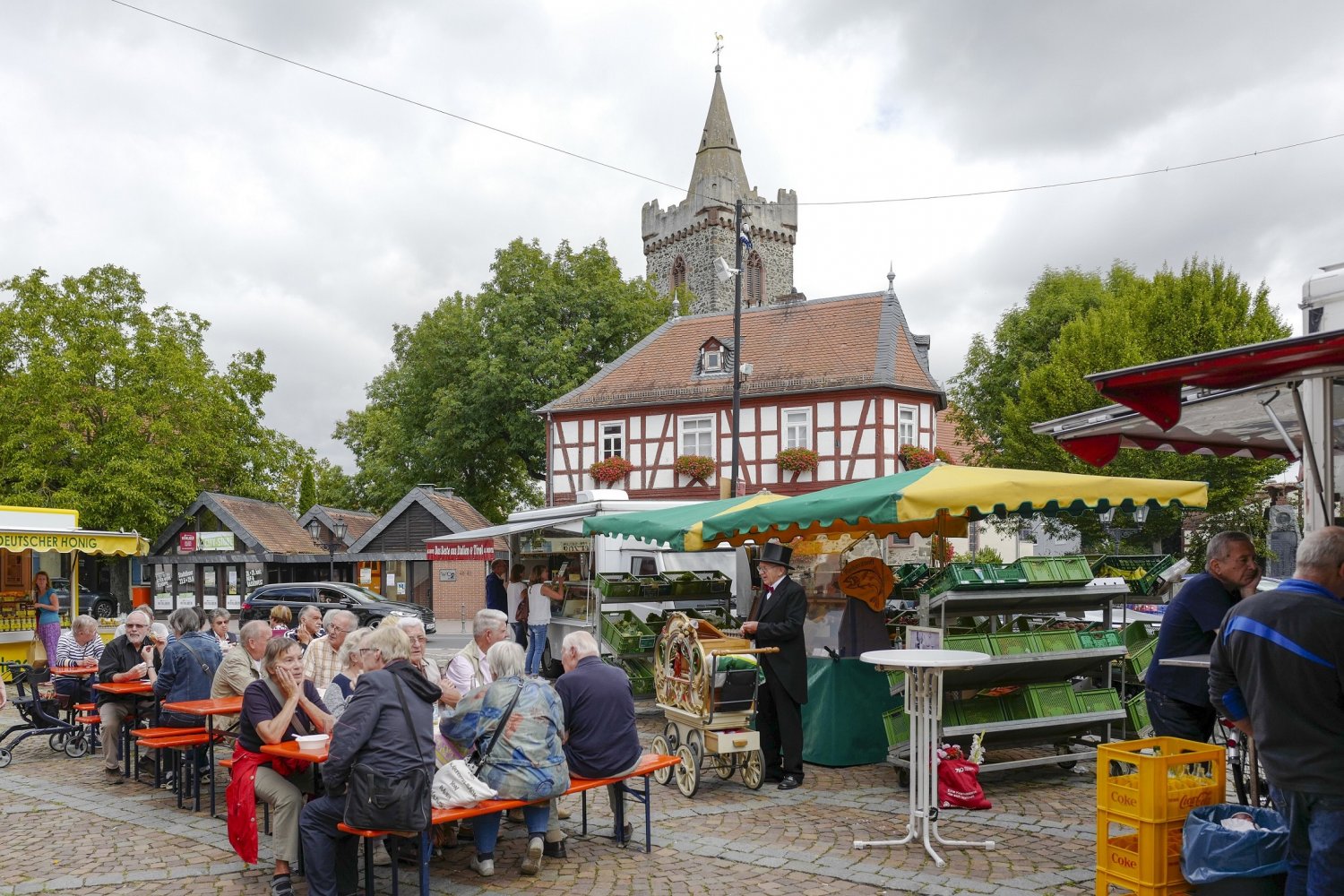 Rund um den Freien Platz luden Bänke und Tische zum Verweilen ein.