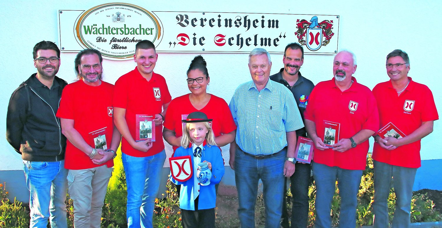 : Freuen sich auf den 72. Schelmenmarkt: Schelmebou Linus Hott (vorne) und das Organisationsteam des Traditionsfestes (von links): Marktmeister Jakob Morkel, Gerhard Naumann (Werbeausschuss), Vorsitzender Yannick Dudene, Stellverterin  Veronika Rack, Joac