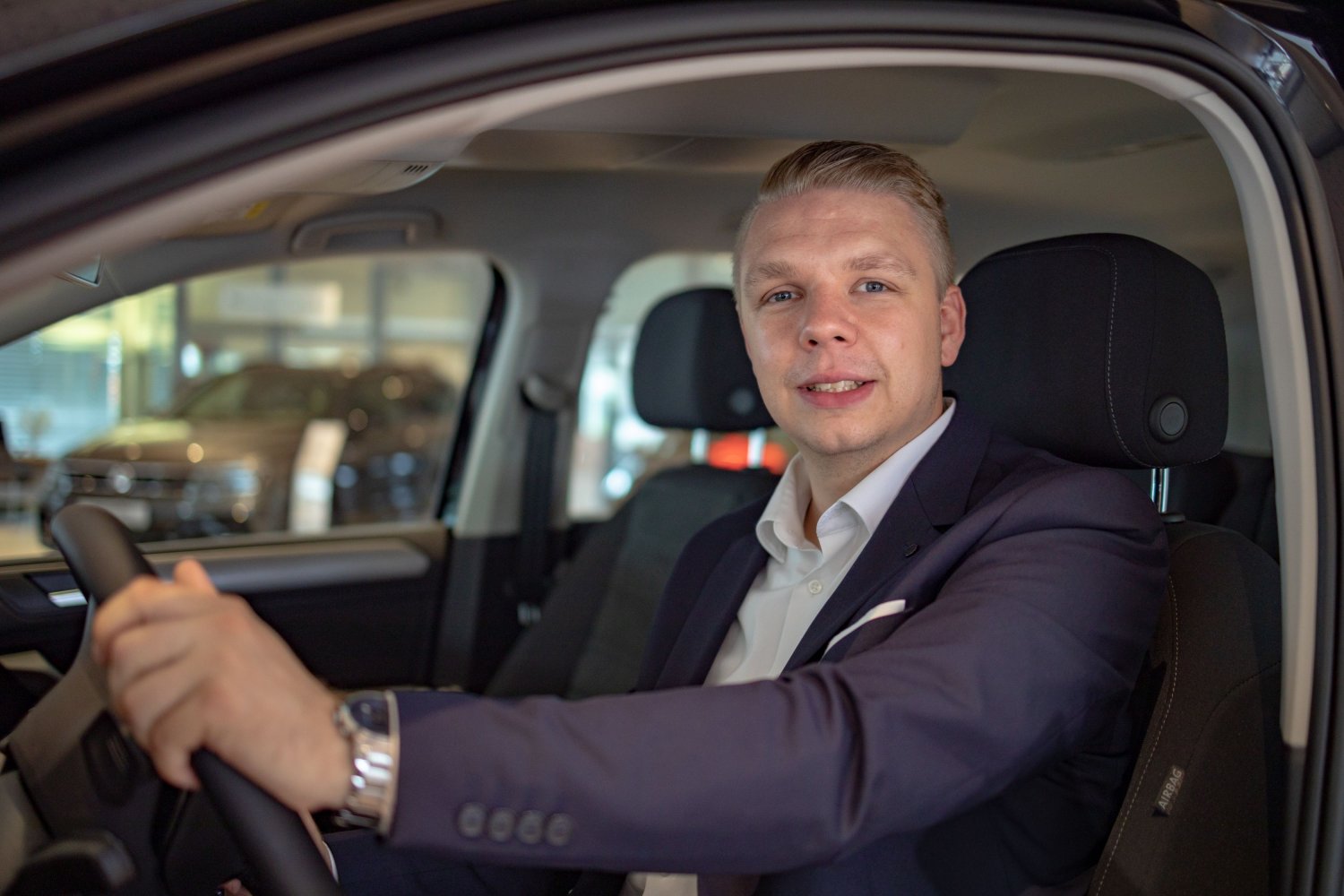 Automobilverkäufer Pascal Rüffer im Volkswagen Touran Comfortline