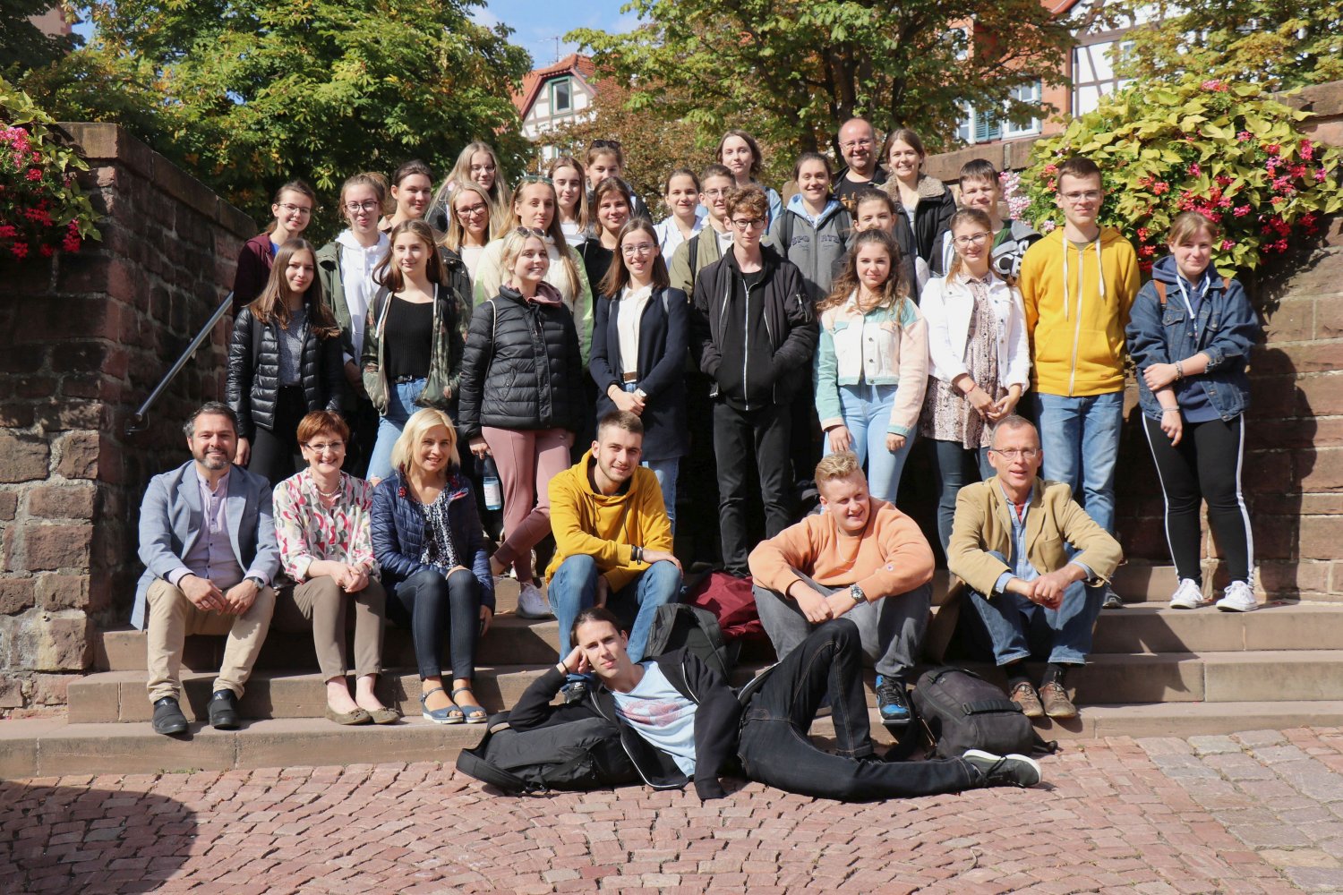 Nach einer Stadtführung empfing Bürgermeister Daniel Christian Glöckner (links, sitzend), die polnischen Schülerinnen und Schüler und die gastgebenden Grimmels der Jahrgangsstufen 9 bis 11 und die Begleitpersonen Sabine Hartmann (Zweite von links, sitzend