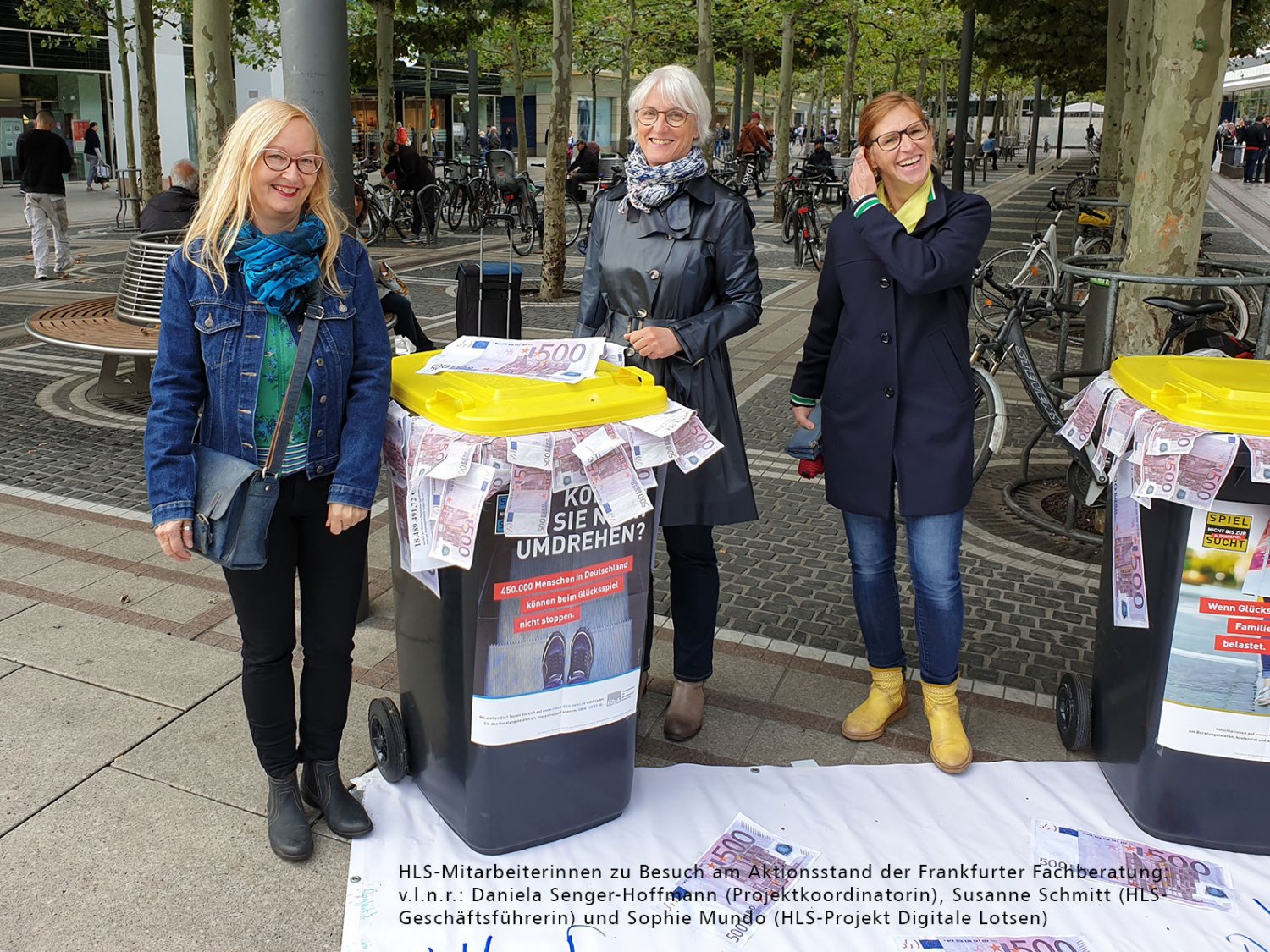 (v.l.n.r.) Projektkoordinatorin Daniela Senger-Hoffmann, HLS-Geschäftsführerin Susanne Schmitt und HLS-Projekt Digitale Lotsen Sophie Mundo