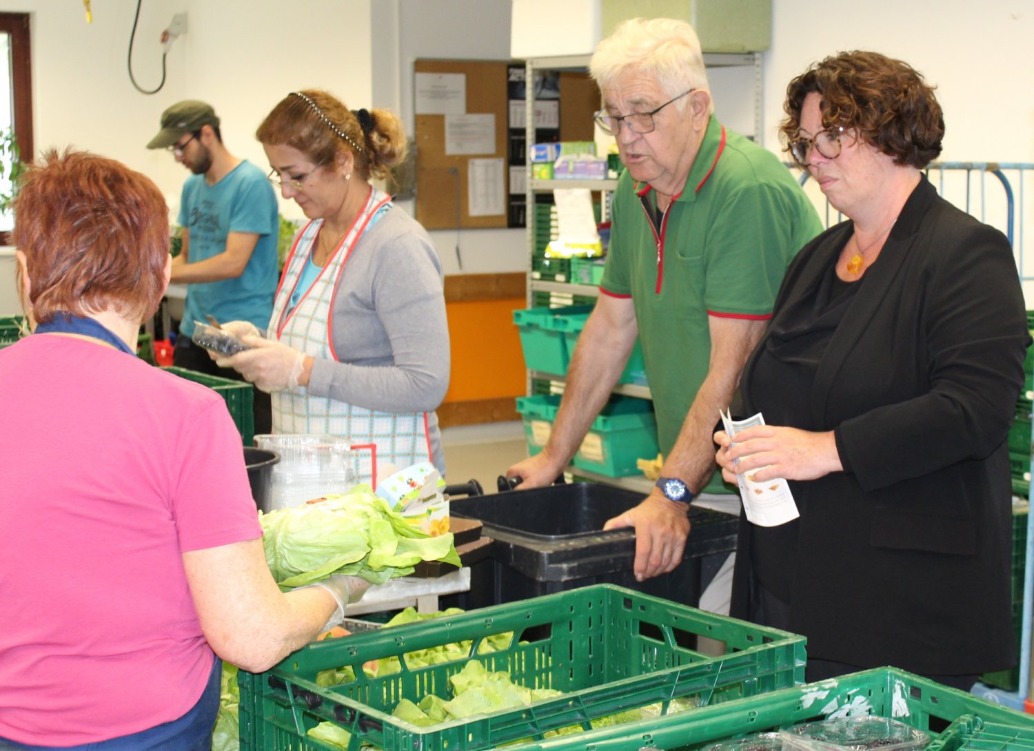 In der täglichen Arbeit der Tafel Gelnhausen ist Claus Witte voll in seinem Element – hier mit Susanne Simmler bei einem Besuch der Ersten Kreisbeigeordneten in diesem Jahr
