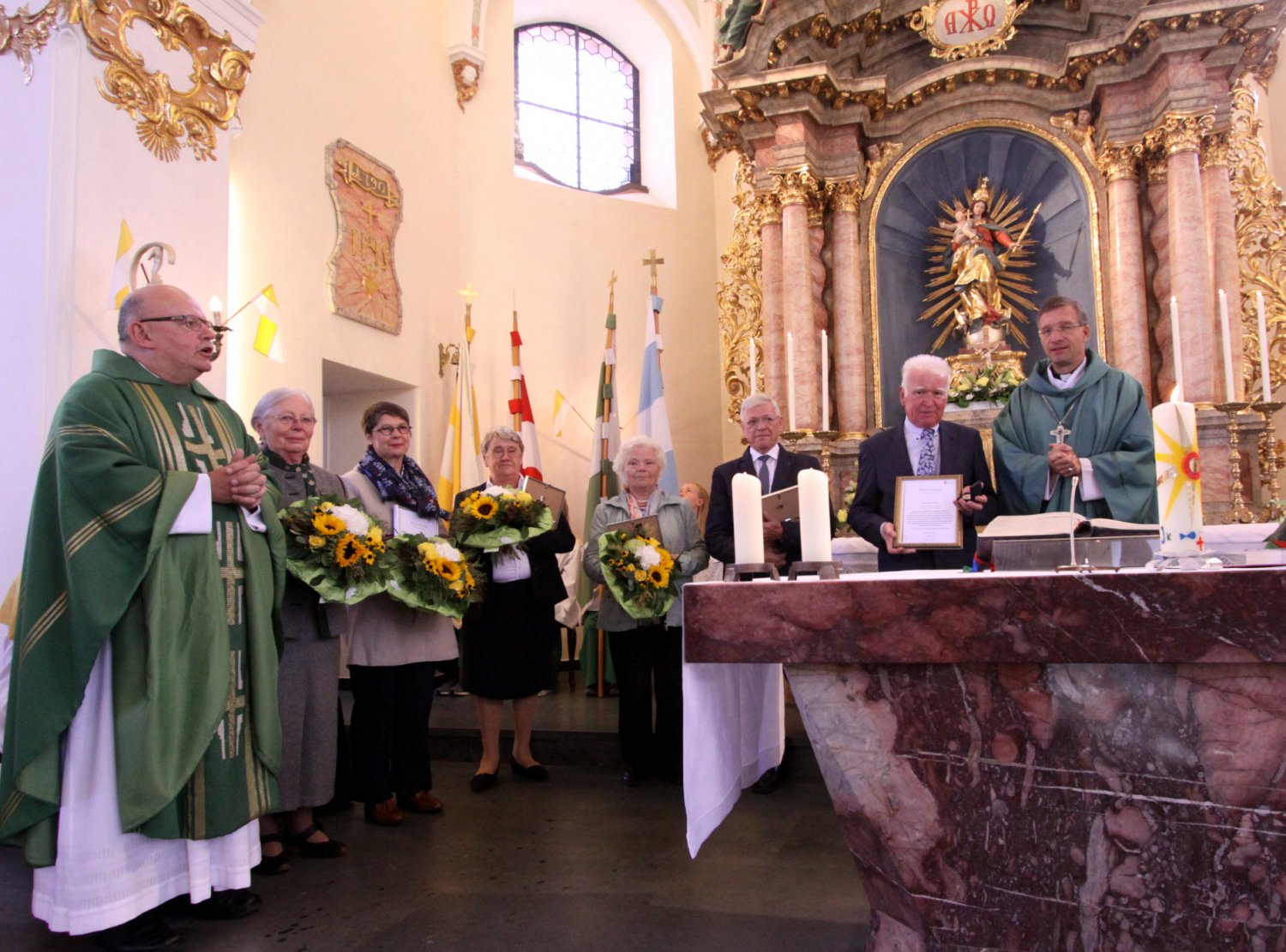 Ehrungen (von links): Pfarrer Karl-Peter Aul, Ursula Grob, Barbara Preus, Marita Pfeifer, Mariechen Reitz, Bernhard Sinsel,    Richard Pfeifer und Bischof Dr. Michael Gerber. 