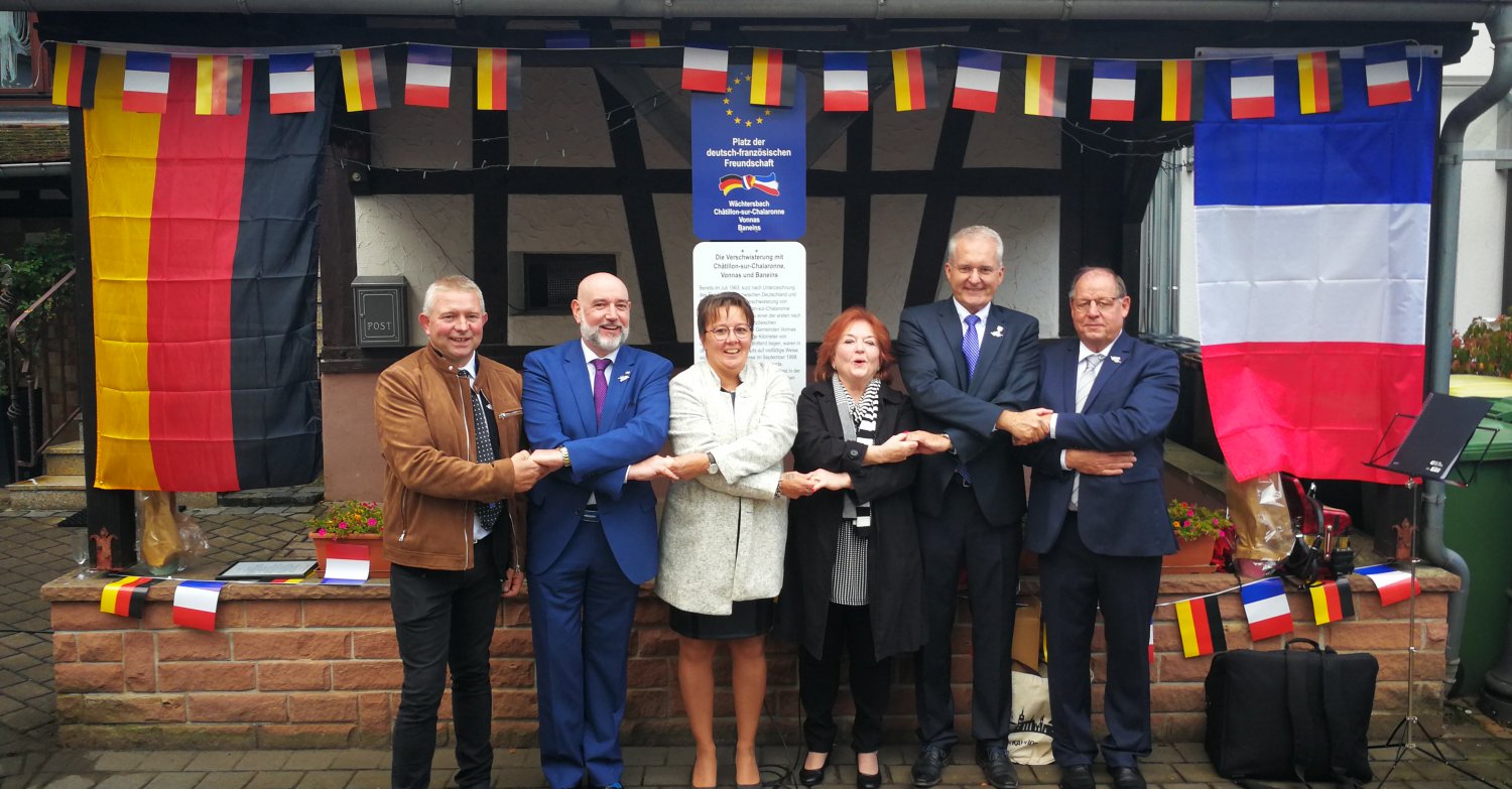 Von links: Jean-Pierre Grange, Bürgermeister von Banein; Patrick Mathias, Bürgermeister von Châtillon; Franciose Grange, Präsidentin des Comité de Jumelage; Marianne Leschinger, Präsidentin der Freunde von Châtillon, Vonnas und Baneins; Andreas Weiher Bür