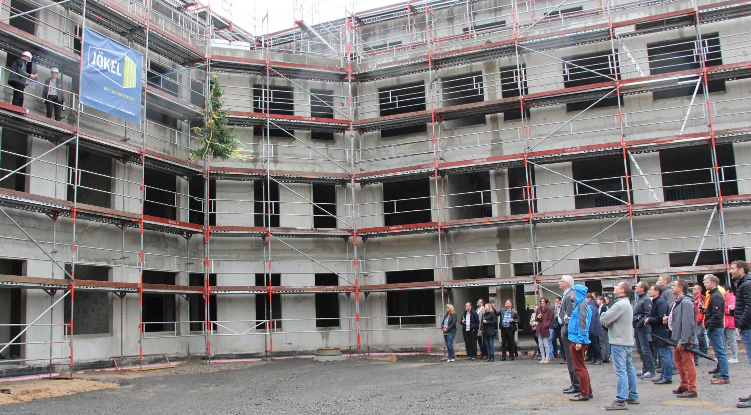 Vor den Gästen liest Polier Rainer Frischkorn von der Firma Jökel den Richtspruch für den Neubau von Vitos Herborn.