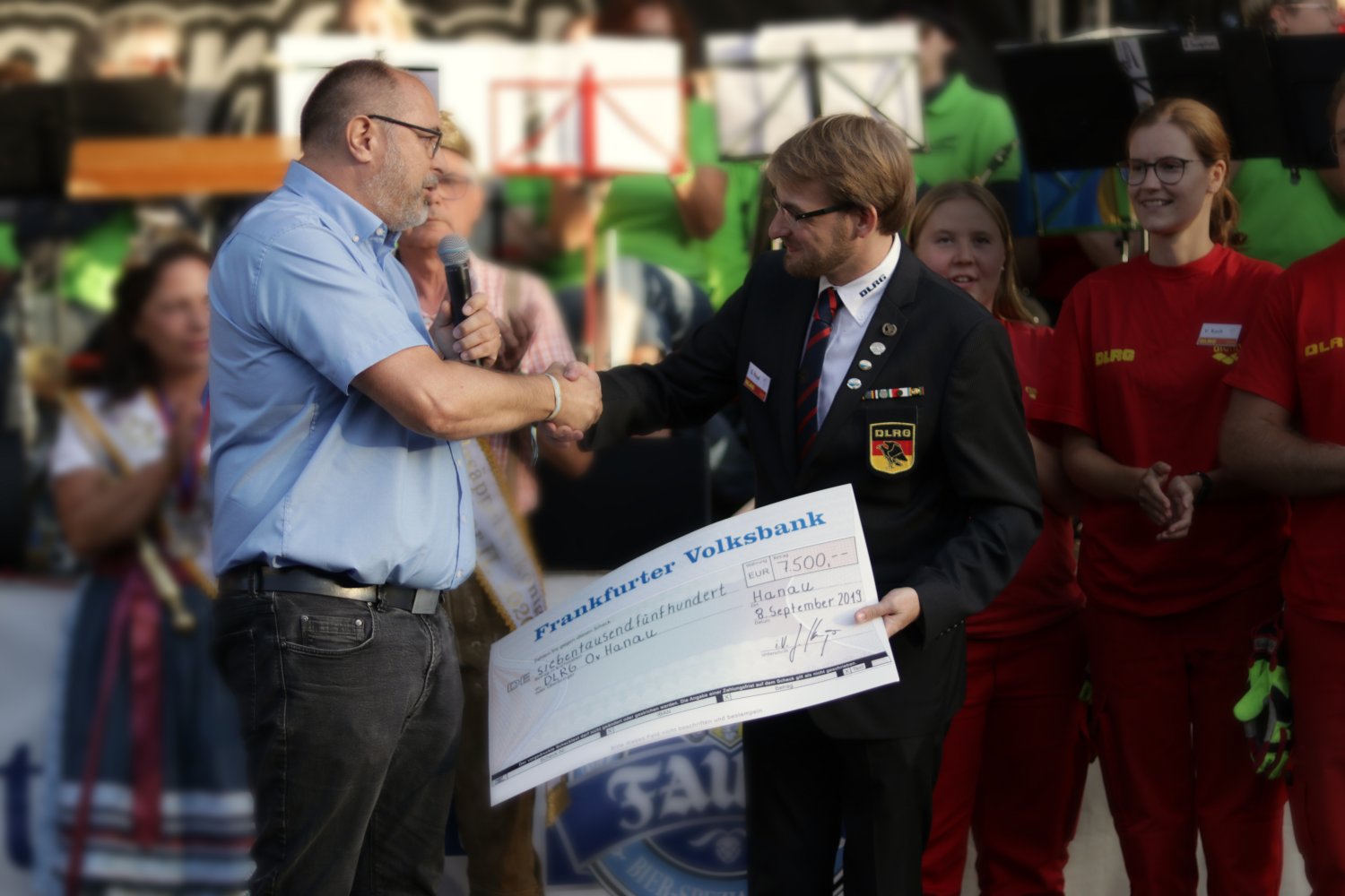 Hafenleiter Jörg Krieger (links) bei der Spendenübergabe an Simon Reul, Vorsitzender der DLRG-Ortsgruppe Hanau.    