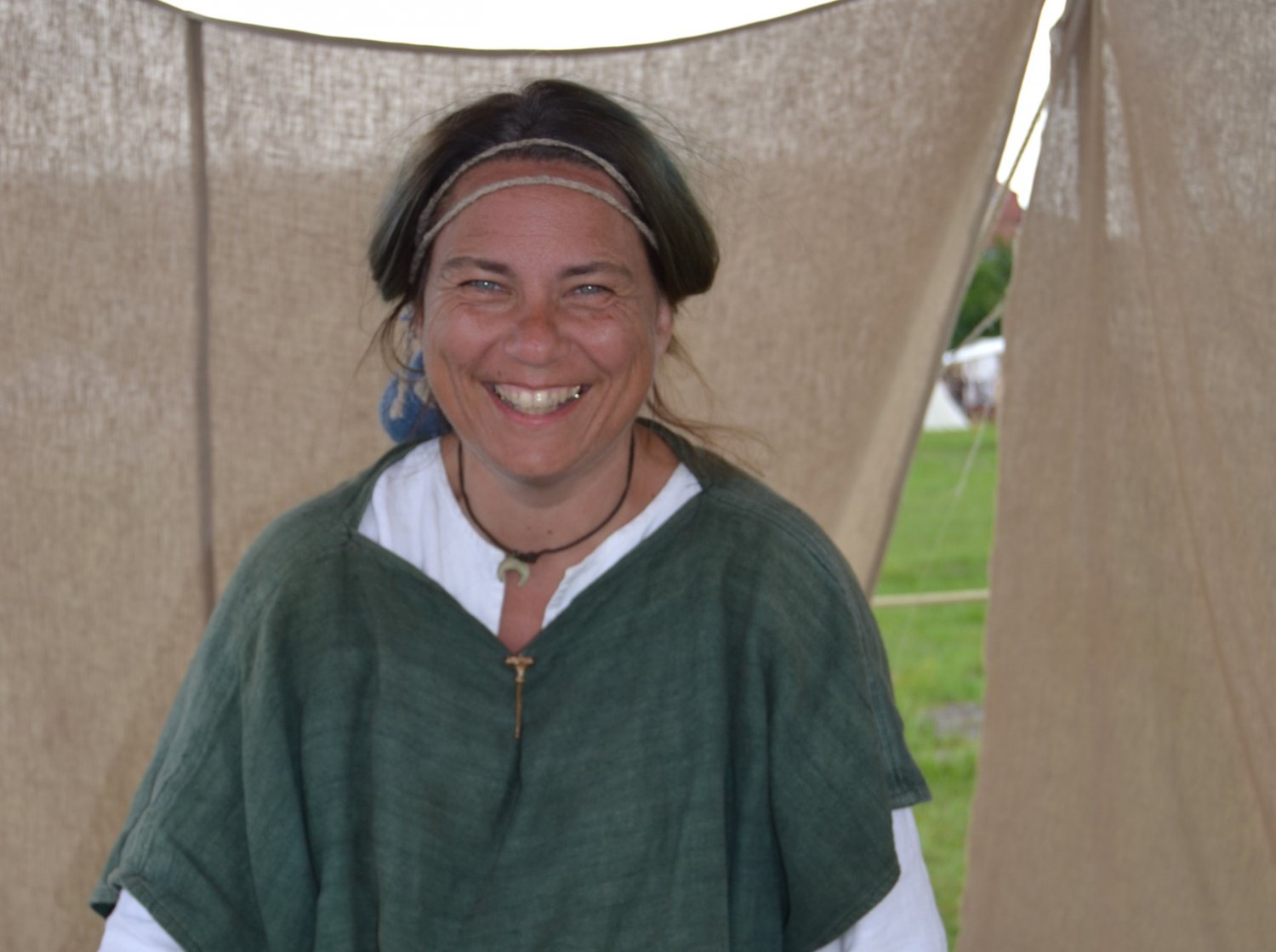 Museumsführerin Stine Kockrick im Römergewand mit Rundmühle-Spiel.