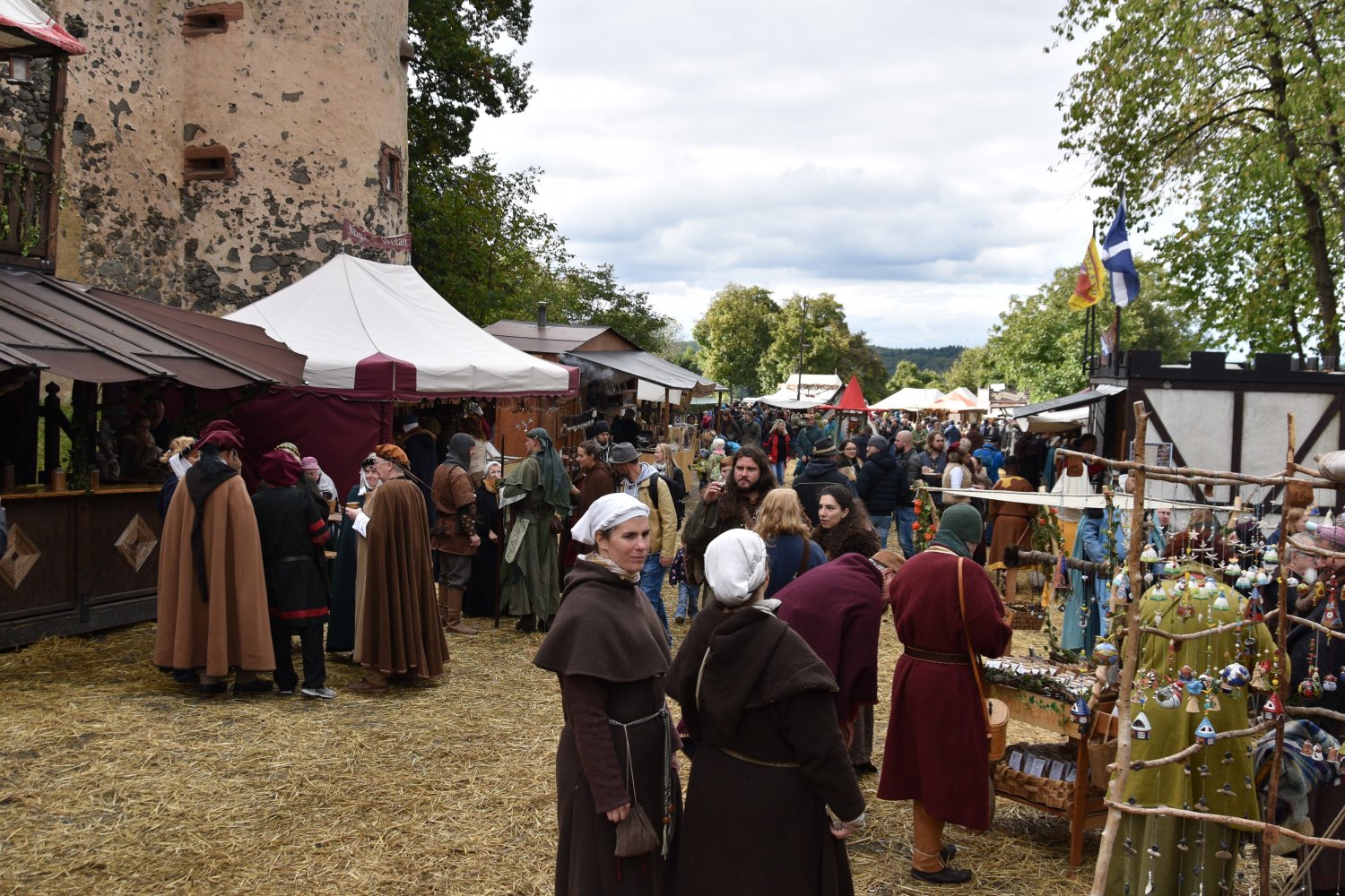 Die 31. Burgfestspiele auf der Ronneburg nehmen die Besucher mit auf eine Zeitreise ins Mittelalter.