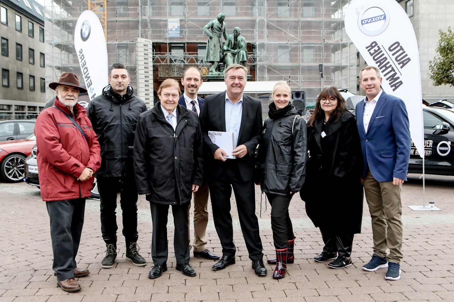 Große Autoausstellung und erster Dehaam-Markt in Hanau.