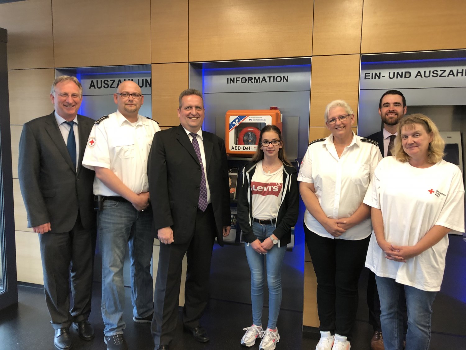 (v.l.n.r.) Vorstand Manfred Rumpf Raiffeisenbank, Marc Rimbach DRK Neuenhaßlau/Gondsroth, Bürgermeister Matthias Pfeifer, Danica Albrecht DRK Niedermittlau, Jasmin Albrecht DRK Niedermittlau, Thorsten Kreil Vertriebsleiter Raiffeisenbank, Claudia Born DRK