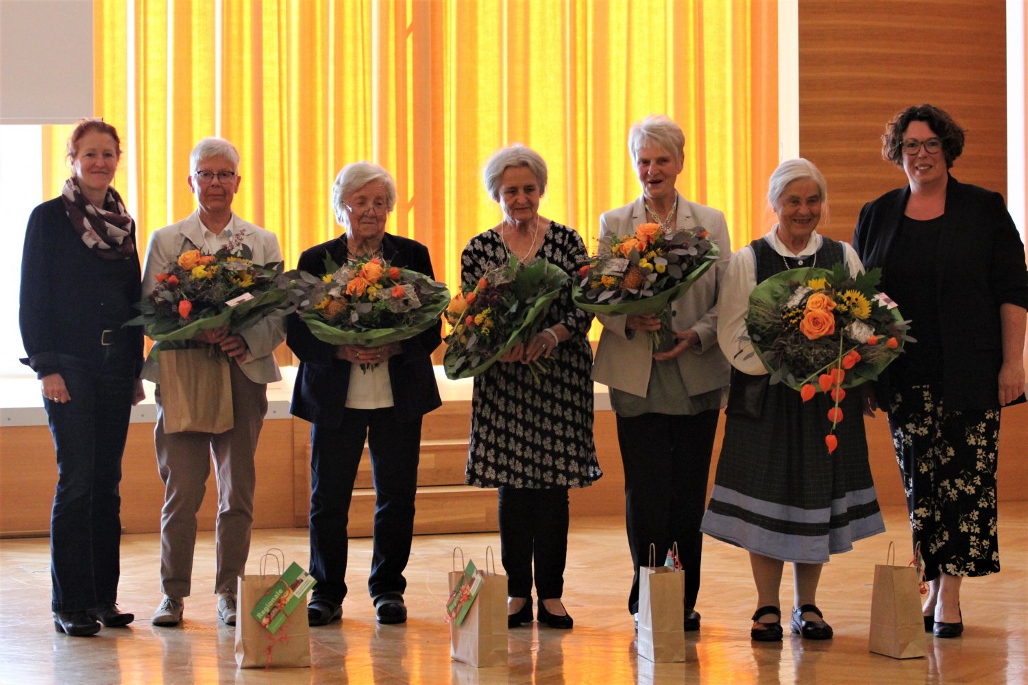 Erste Kreisbeigeordnete Susanne Simmler (rechts) und Sabine Jansen (links) ehrten die Gründungsmitglieder der Alzheimer Gesellschaft Main-Kinzig, Bärbel Gregor, Ingeborg Reinold, Elke Heil, Ursula Koyro und Olga von Lilienfeld-Toal (von links).