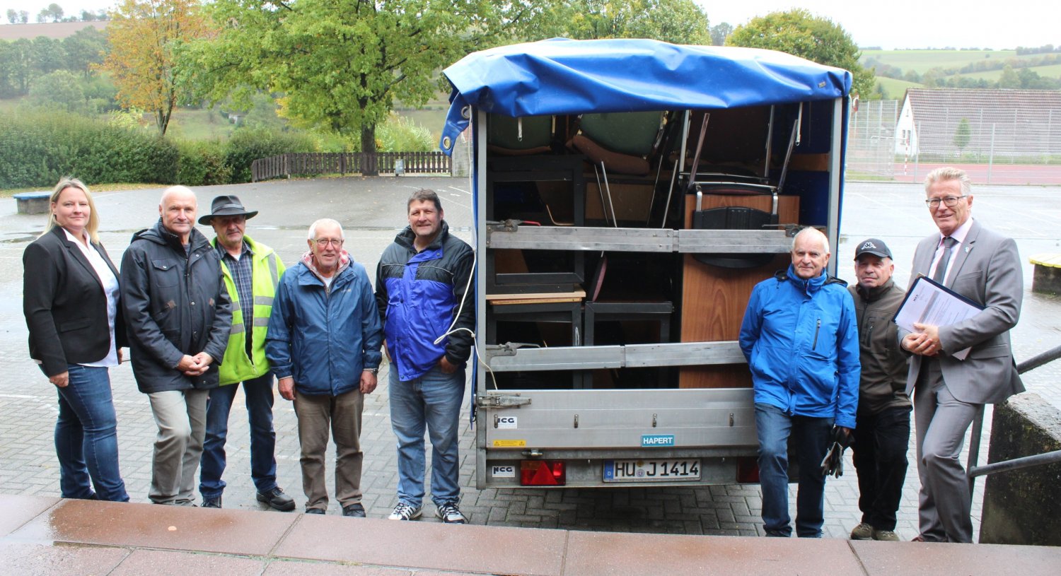 Kreisbeigeordnete Winfried Ottmann (rechts) und Gabi Schmitt (Kreisverwaltung) bedankten sich bei den Ehrenamtlichen der Stiftung, die die Möbel in Oberndorf abholten
