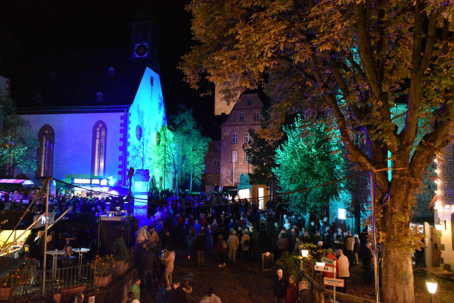 Der Kumpen erstrahlt in leuchtenden Farben.