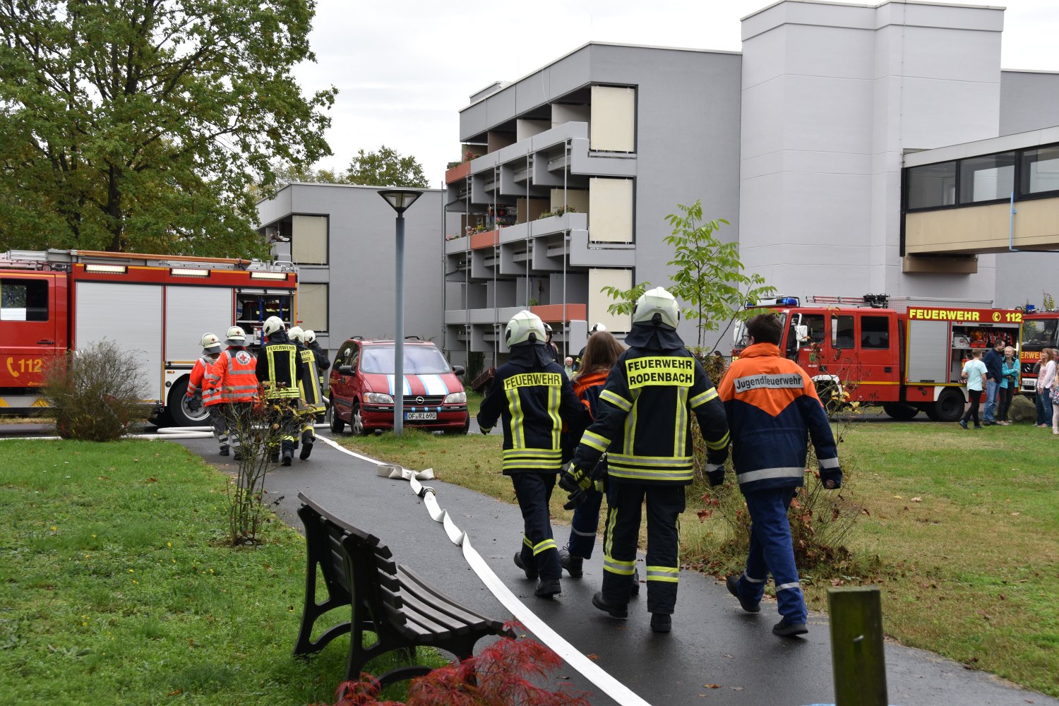 Die Einsatzkräfte bringen die Verletzten aus dem Gebäude.