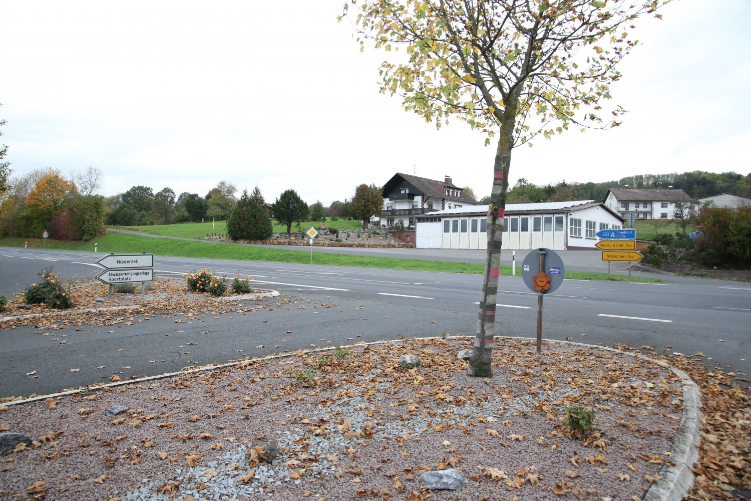 Gefährlich, wer hier zu Fuß über die Landstraße möchte.
