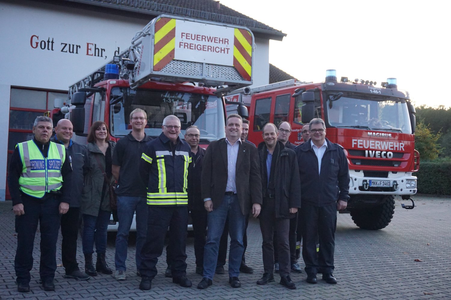 Die Bürgermeister Dr. Albrecht Eitz (Freigericht, 4.v.r.) und Matthias Pfeiffer (Hasselroth, 6.v.r.) gemeinsam mit den Wehren aus Freigericht und Hasselroth sowie der Ordnungspolizei bei der gemeinsamen Befahrung, um für umsichtiges Parken an Engstellen z
