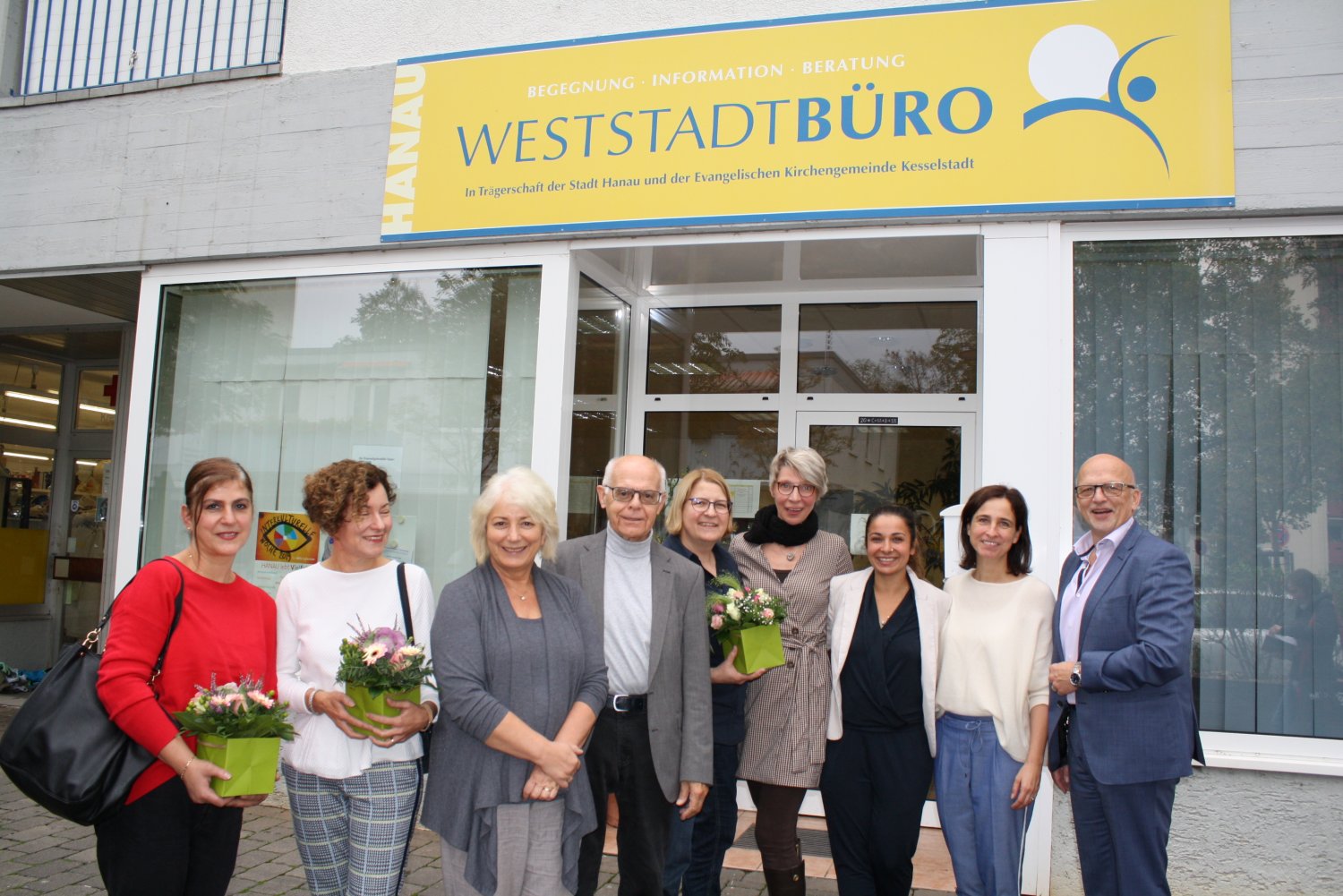 (v.r.) Bürgermeister Axel Weiss-Thiel, VHS-Leiterin Elke Hohmann und die anderen Beteiligten freuen sich über das 20jährige Jubliäum des erfolgreichen Kursprojekts