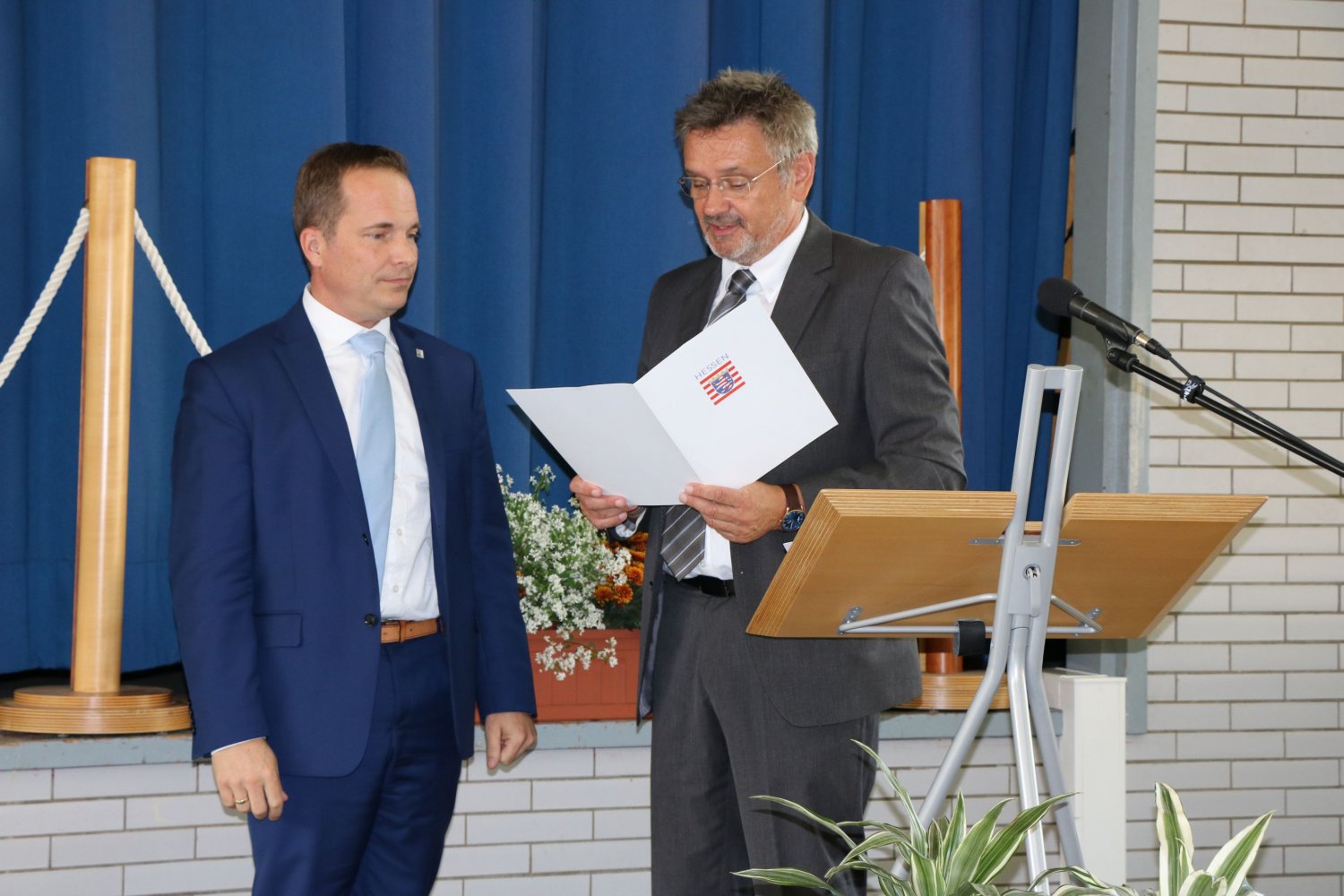 Der für die Beruflichen Schulen des Main-Kinzig-Kreises und der Stadt Hanau verantwortliche Dezernent Günter Rau (rechts) überreichte dem Schulleiter der LGS, Christof Glaser, die Ernennungsurkunde zum Oberstudiendirektor.