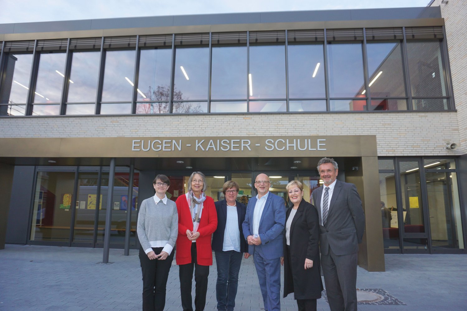 Von links: Kommissarische Schulleiterin Kirsten Weinem, Schulleiterin a.D. Claudia Borowski, Vorsitzende der Verbandsversammlung Uta Böckel, Bürgermeister Axel Weiss-Thiel, Stadtverordnetenvorsteherin Beate Funck und Günter Rau vom Staatlichen Schulamt.