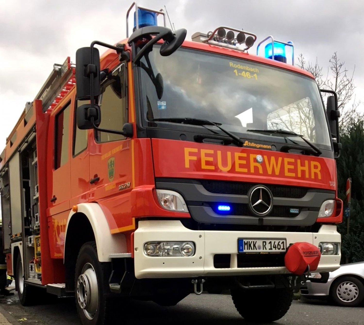 Piepsen mehrerer Rauchmelder in einer Wohnung sowie Brandgeruch.