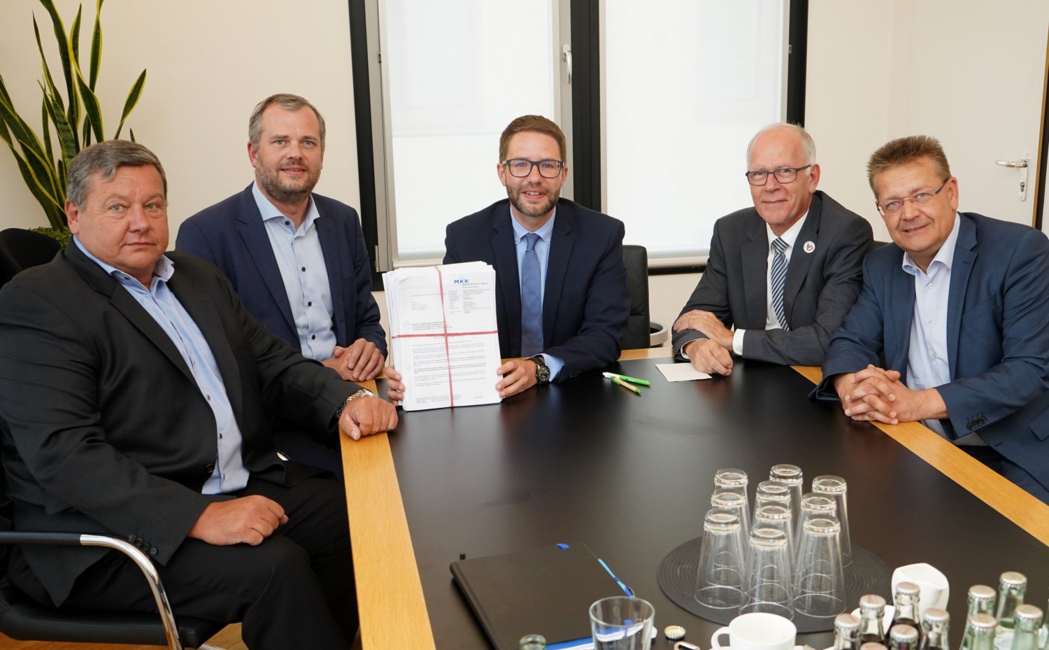 Eine weitere Stärkung des Wirtschaftsstandortes Main-Kinzig: Die Firma Spitzke SE siedelt sich auf dem ehemaligen Fliegerhorst Erlensee/Bruchköbel an. Bürgermeister Stefan Erb (Erlensee), Bürgermeister Günter Maibach (Bruchköbel), Landrat Thorsten Sto