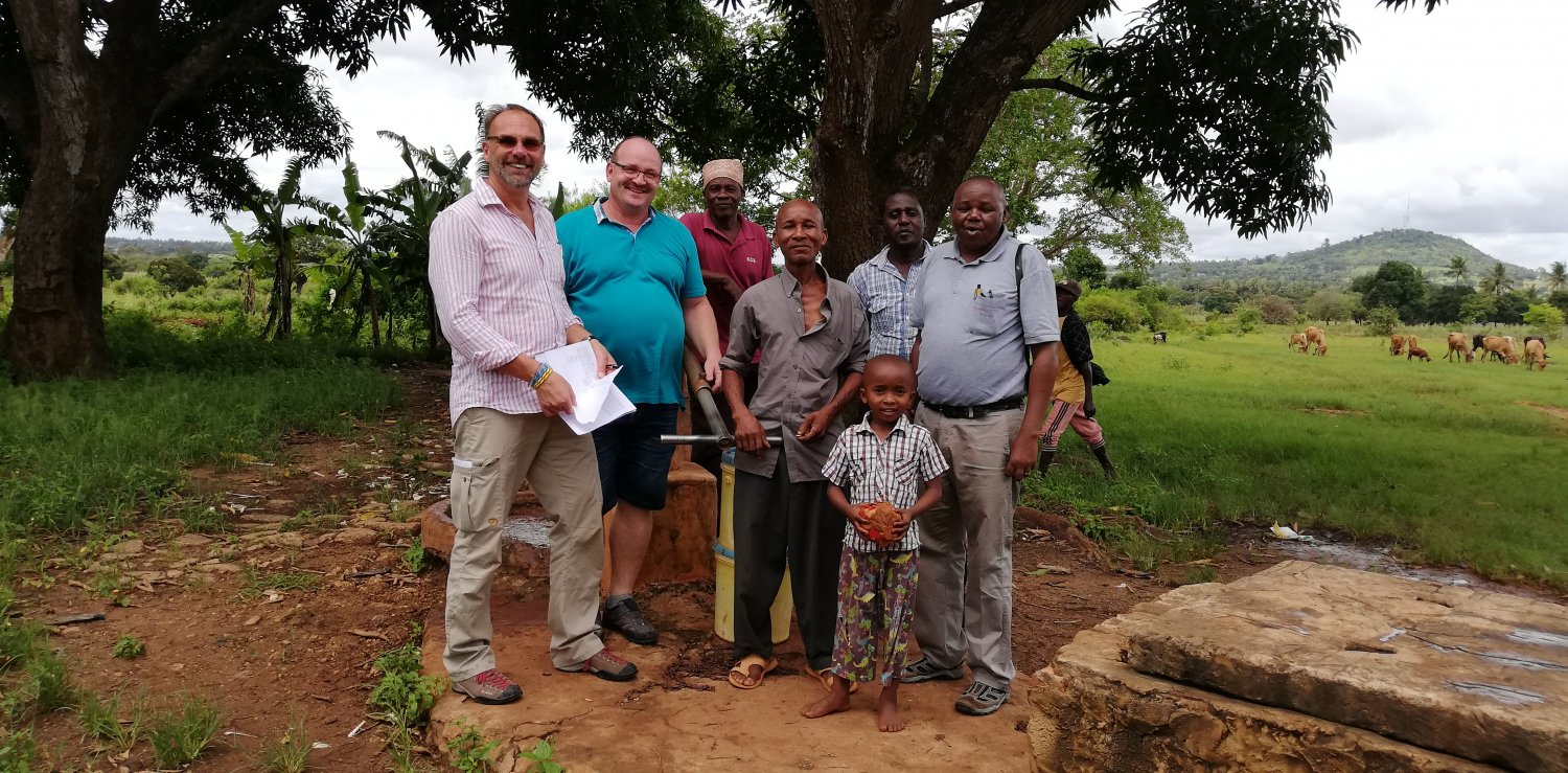 Mister Juma (Mitte), der Verantwortliche für die Tiefbrunnen des Höchster Vereins, mit seinem Sohn, Uwe Filippi (links), Roland Rützel (2. Von links) und dem „Taem Afrika“, den Vereinsmitgliedern vor Ort in Kenia