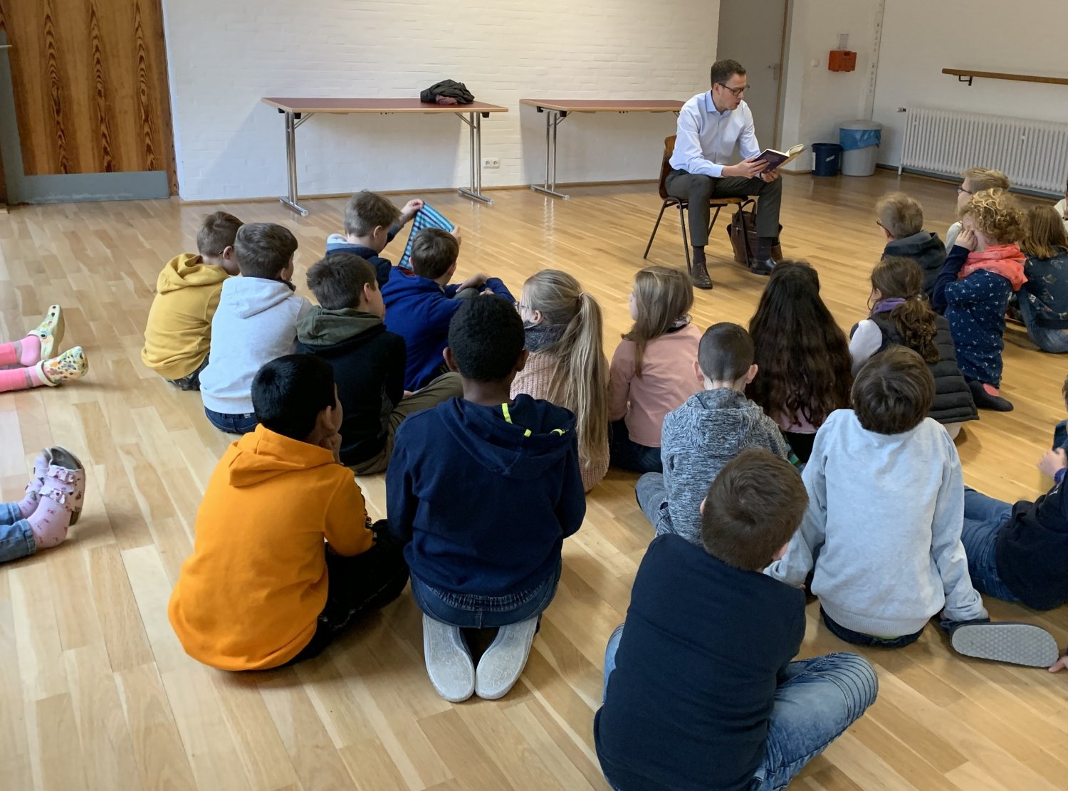 Beim Vorlesetag an der Friedrich-Ebert-Schule in Schöneck nahm der SPD Landtagsabgeordnete Christoph Degen die Schülerinnen und Schüler mit zu den lustig-gruseligen Abenteuern von „Flo und Valentina“.