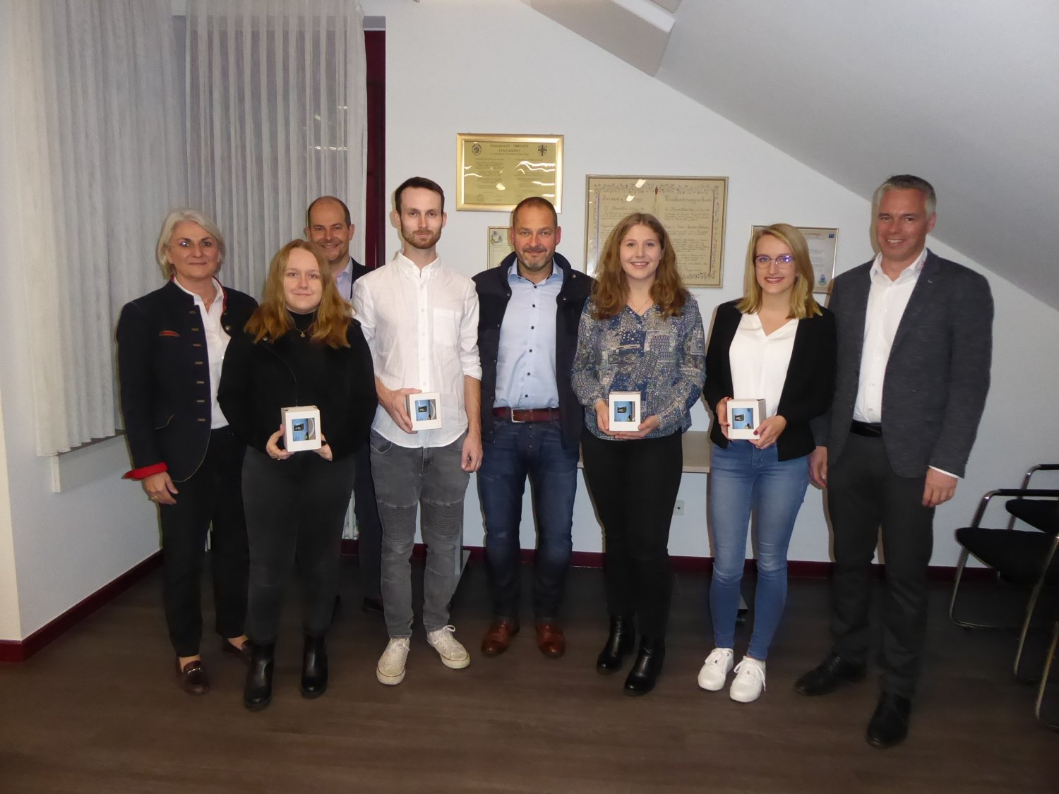 vlnr. Carmen Brönner (Hagebaumarkt Brönner) mit ihrer erfolgreichen Absolventin Sarah Pacula, Bürgermeister Dr. Alb