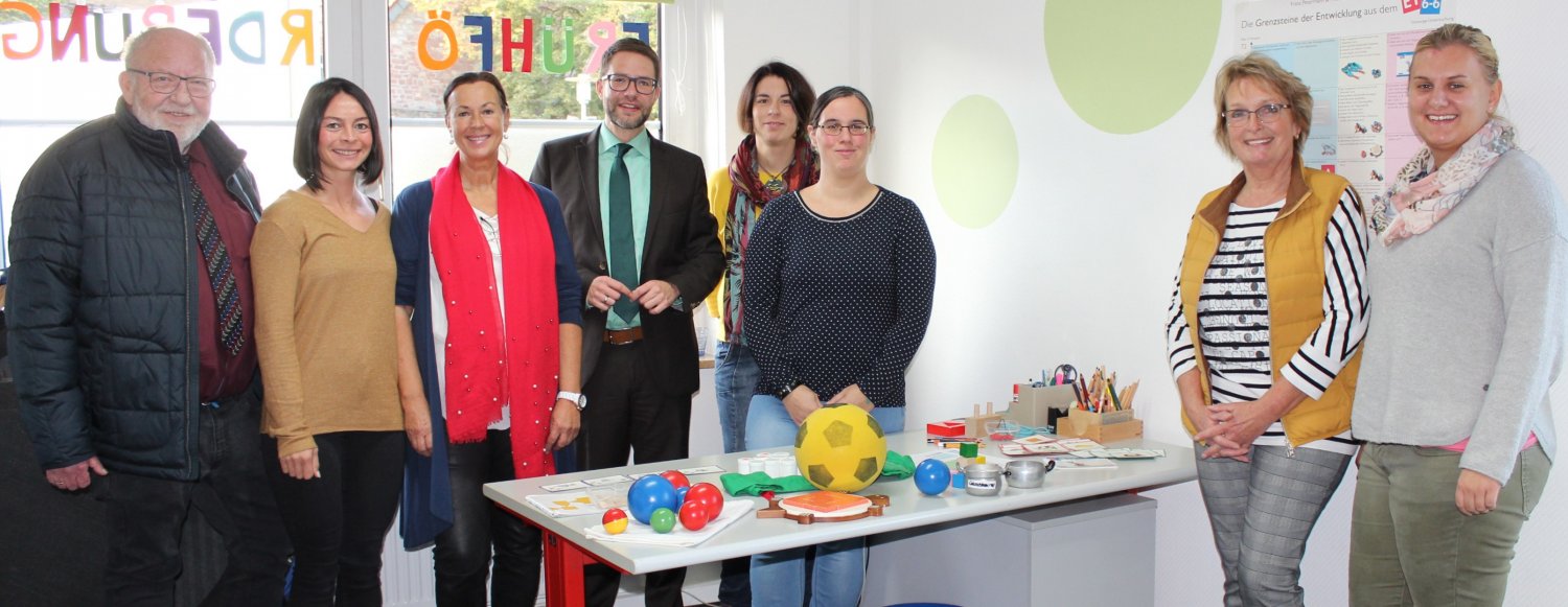 Landrat Thorsten Stolz (Mitte) gratulierte der vom Main-Kinzig-Kreis unterstützten Interdisziplinären Frühförderstelle in Bad Orb zum zehnjährigen Bestehen. Bürgermeister Roland Weiß (links) mit Leiterin Sandra Hosse (Dritte von links) und einem Teil des