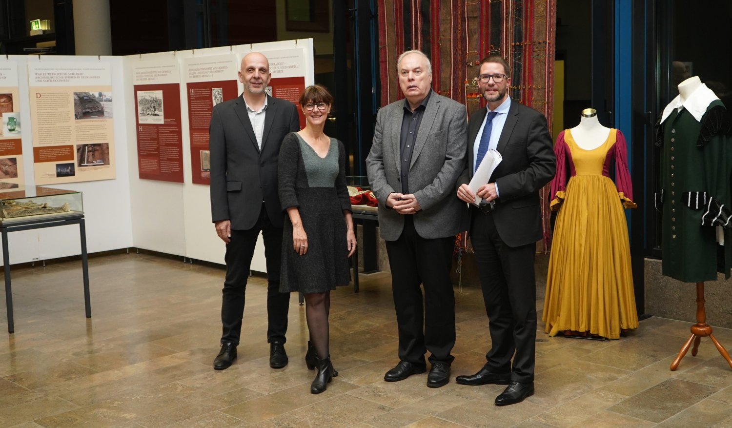 Von rechts: Landrat Thorsten Stolz eröffnet die Ausstellung im Bürgerportal gemeinsam mit Historiker Erhard Bus, Christine Raedler (Leiterin Zentrum für Regionalgeschichte) und Kreisarchäologe Claus Bergmann.