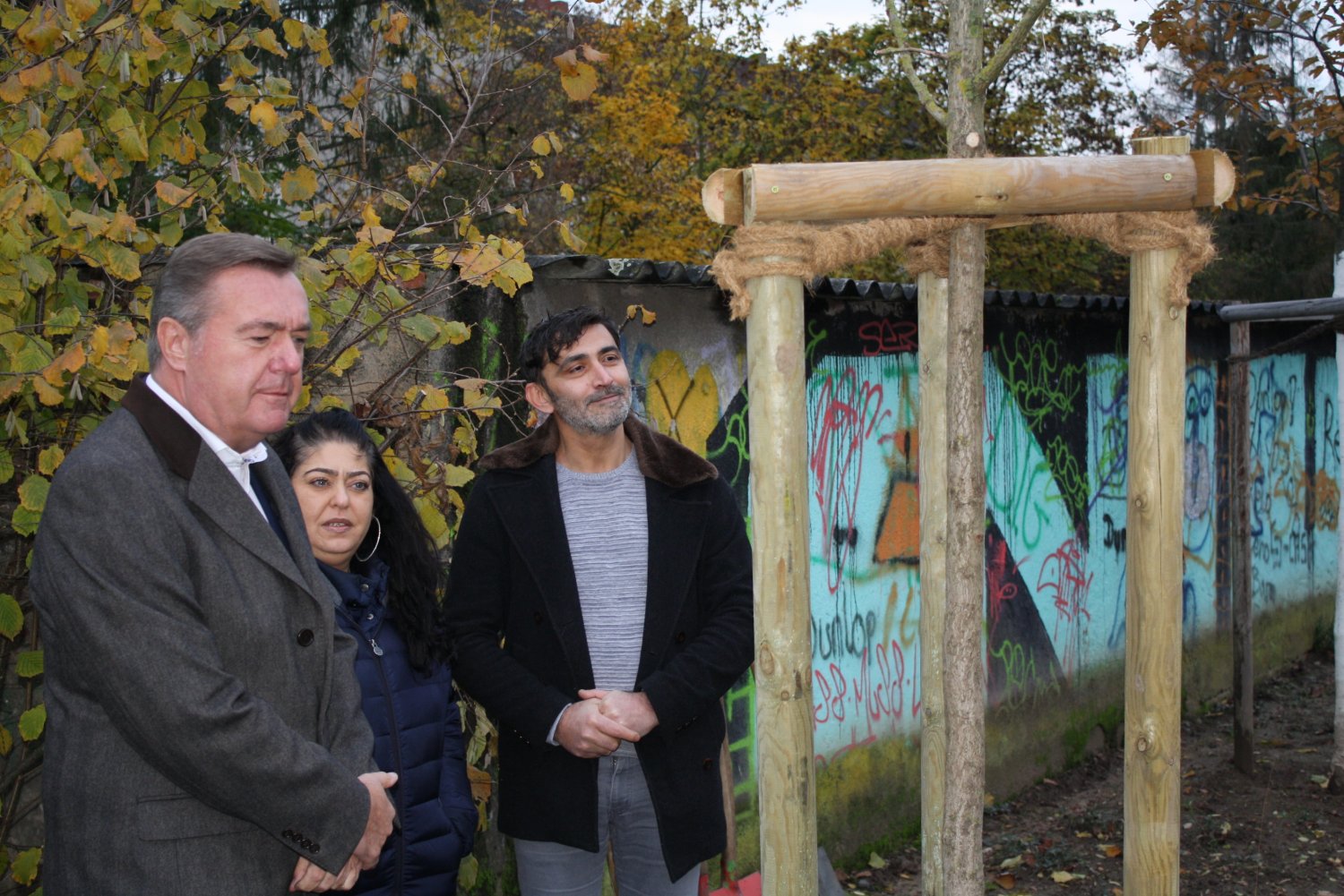Ginkgo-Baum in Erinnerung an Alptug Sözen: Gemeinsam mit Yasemin Sözen und Ejder Sözen sowie weiteren Familienmitgliedern und Freunden pflanzte OB Kaminsky den Baum im Bürgerpark Freigericht.