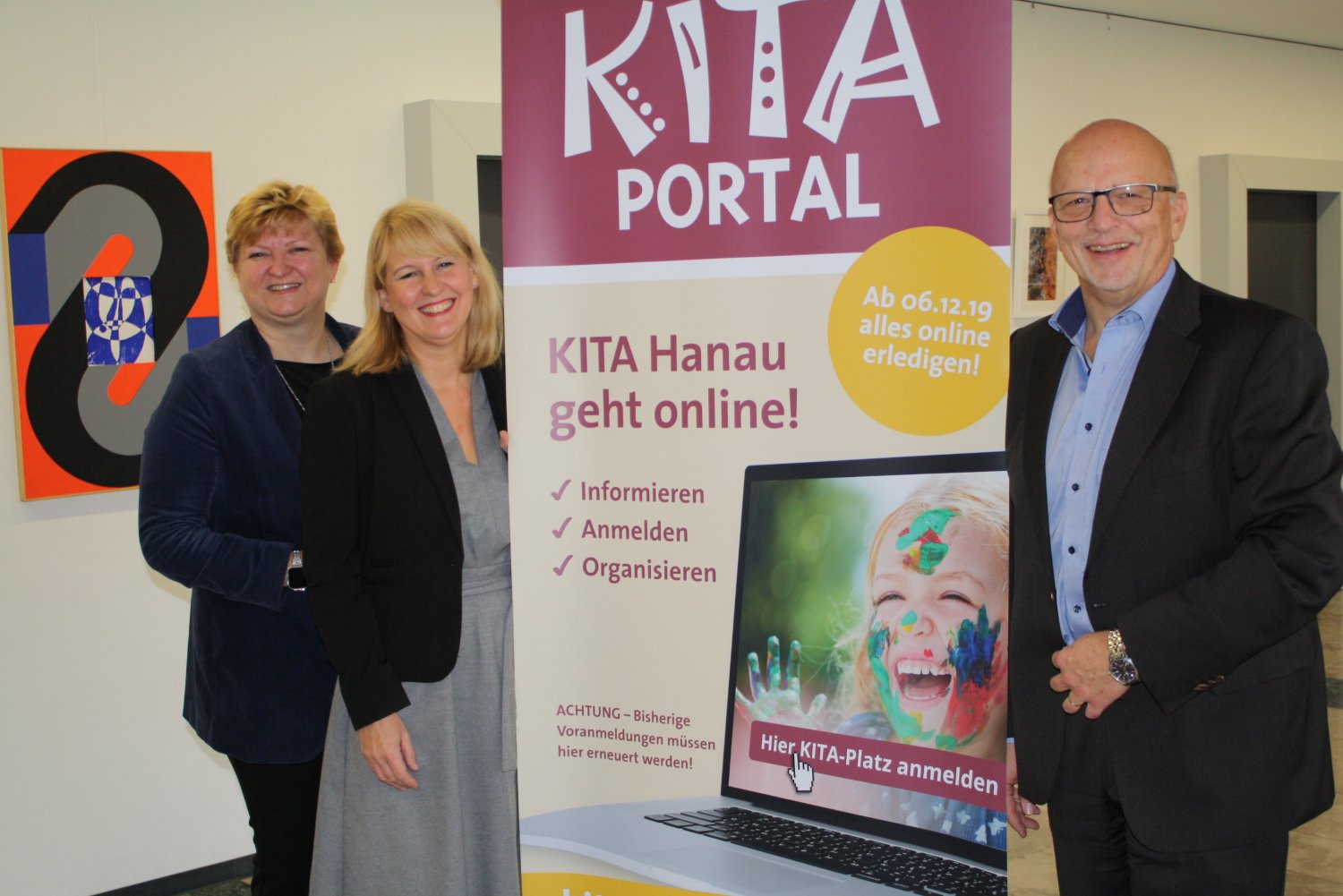 Weiss-Thiel sowie Jutta Straub und Astrid Weiermann vom Eigenbetrieb Hanau Kindertagesbetreuung präsentieren das neue Kita-Portal, das ab dem 6. Dezember in Betrieb geht.