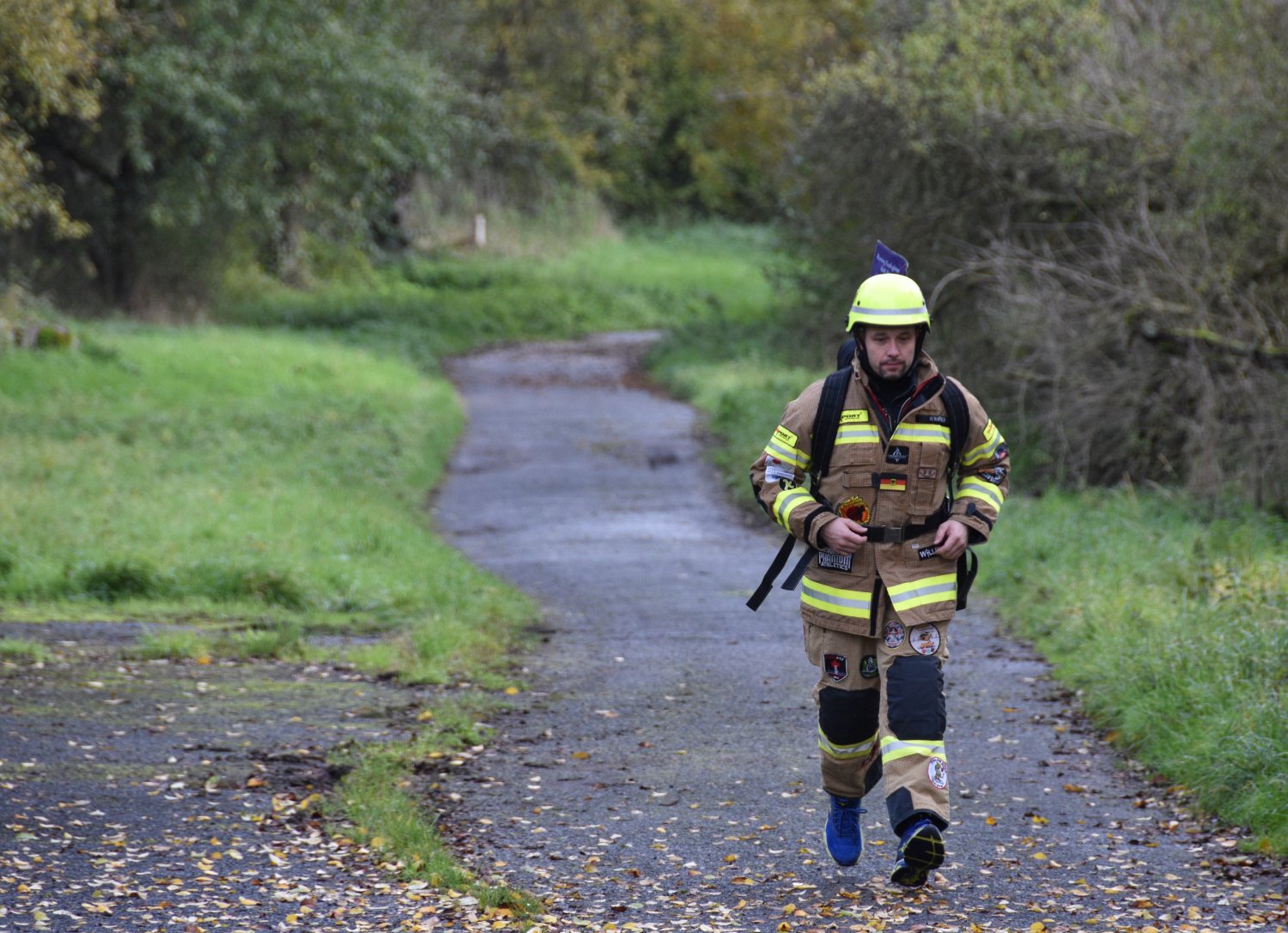 Holger Hüfner läuft in Feuerwehruniform für den guten Zeck.
